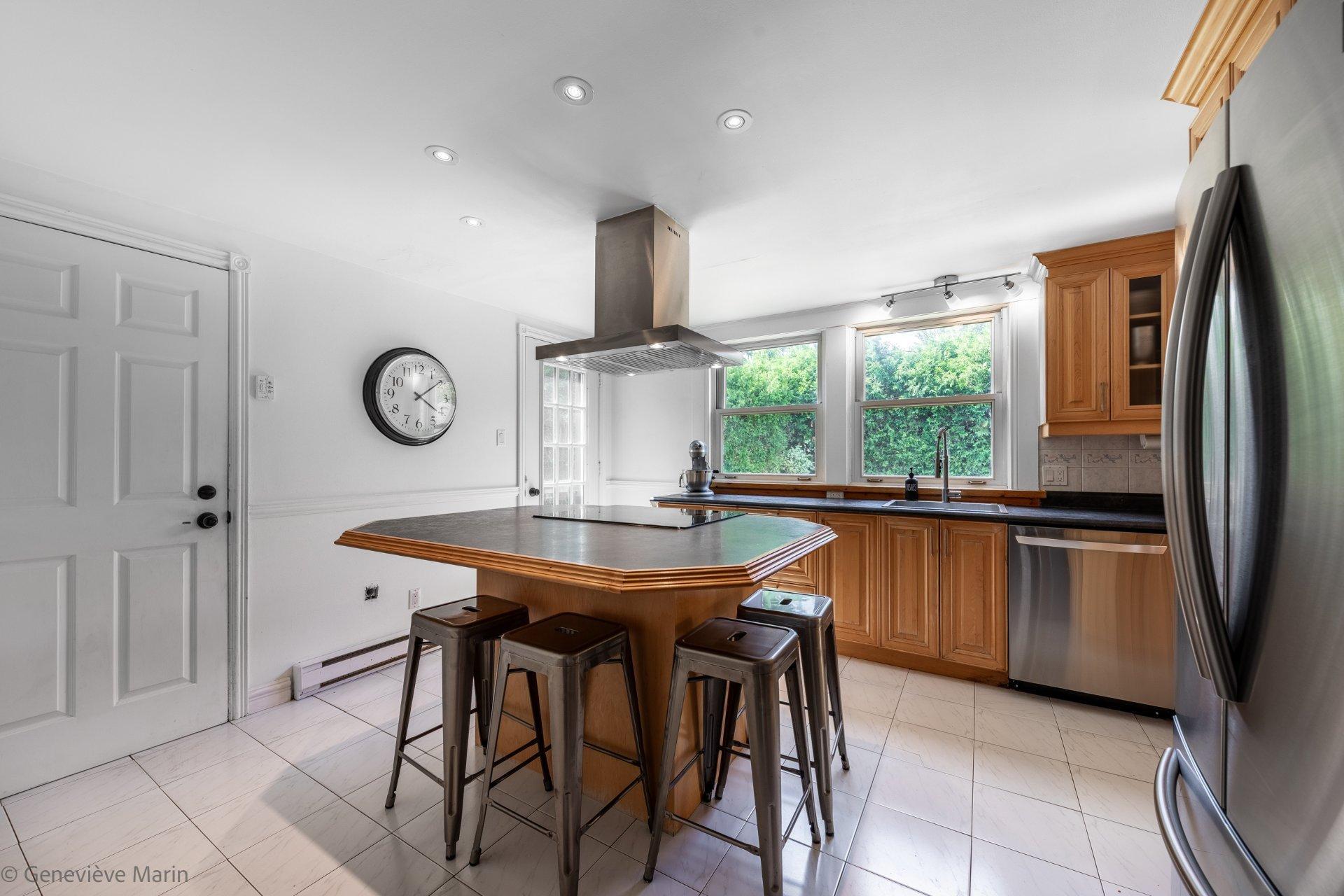 









281


Rue Beaumont E.

,
Saint-Bruno-de-Montarville,




QC
J3V2P8

