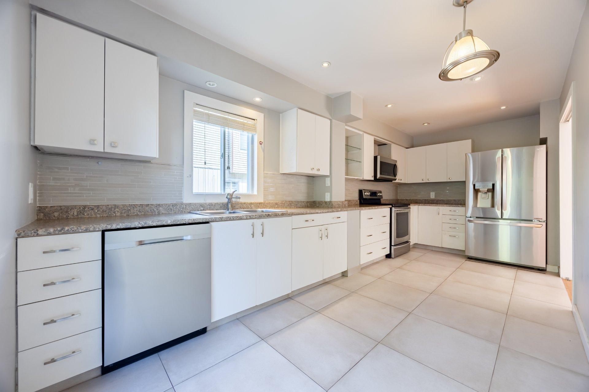 









279


Av. St-Louis

,
Pointe-Claire,




QC
H9R5L3

