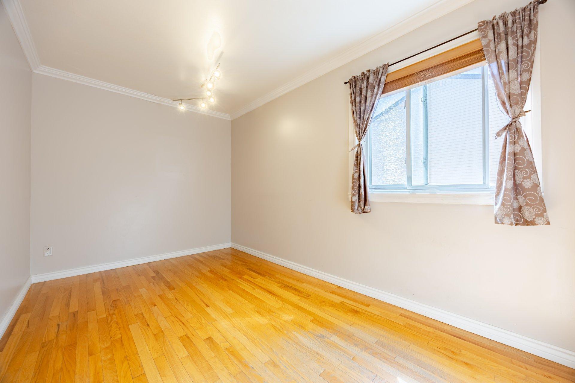 









279


Av. St-Louis

,
Pointe-Claire,




QC
H9R5L3

