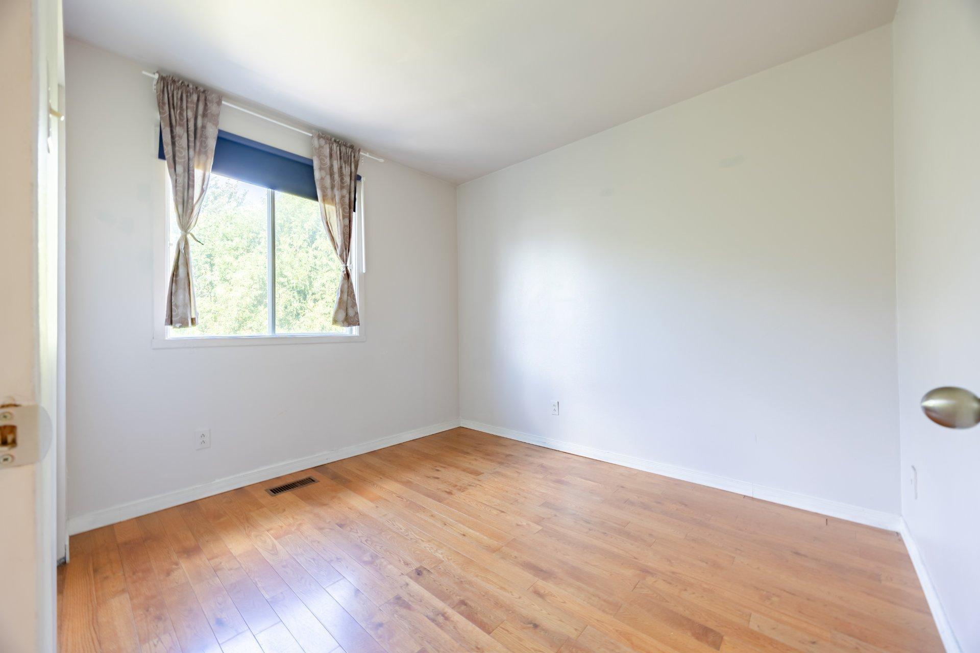 









279


Av. St-Louis

,
Pointe-Claire,




QC
H9R5L3

