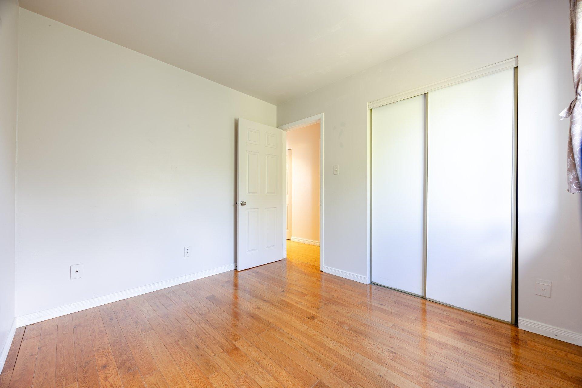 









279


Av. St-Louis

,
Pointe-Claire,




QC
H9R5L3

