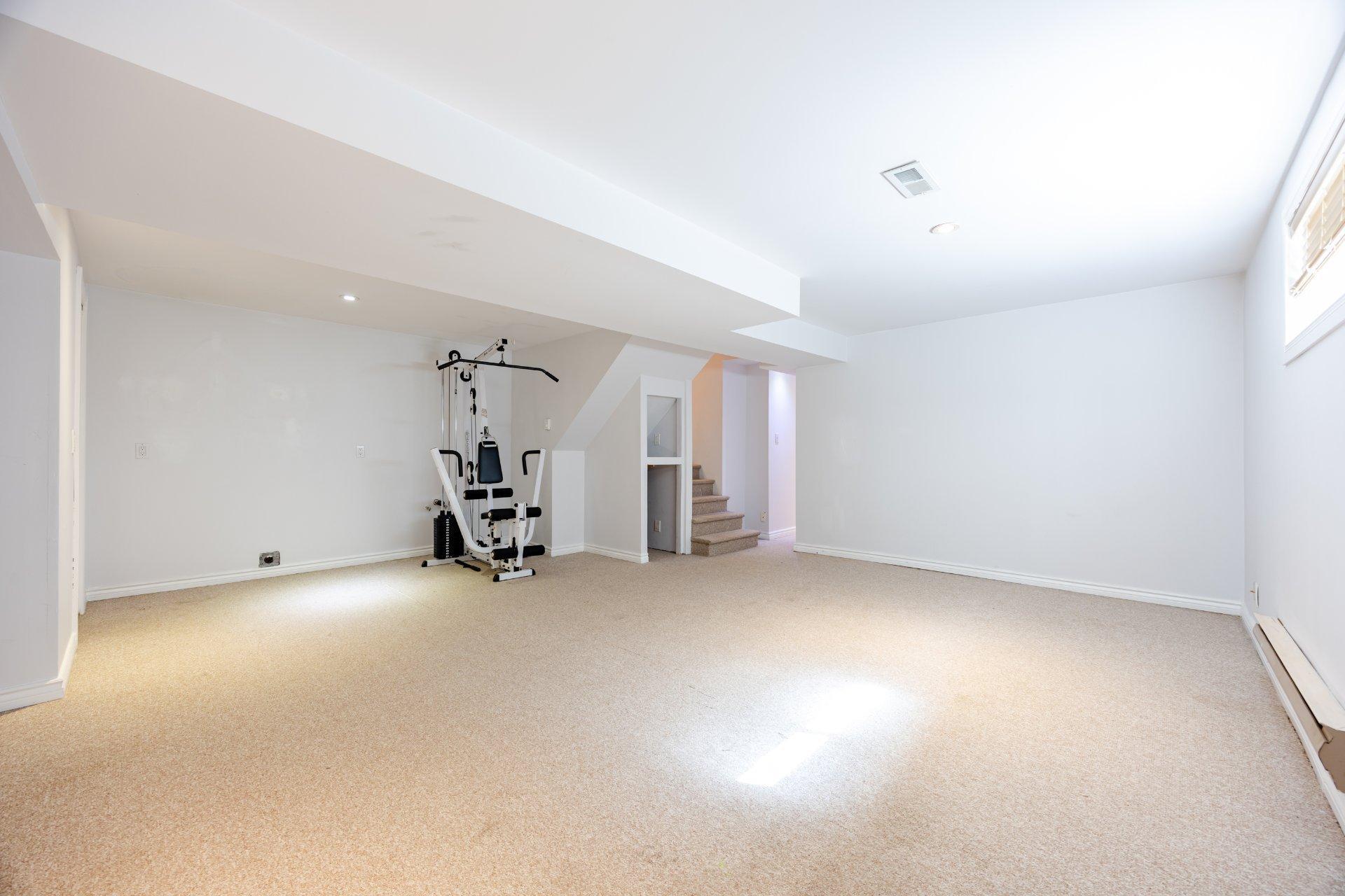 









279


Av. St-Louis

,
Pointe-Claire,




QC
H9R5L3

