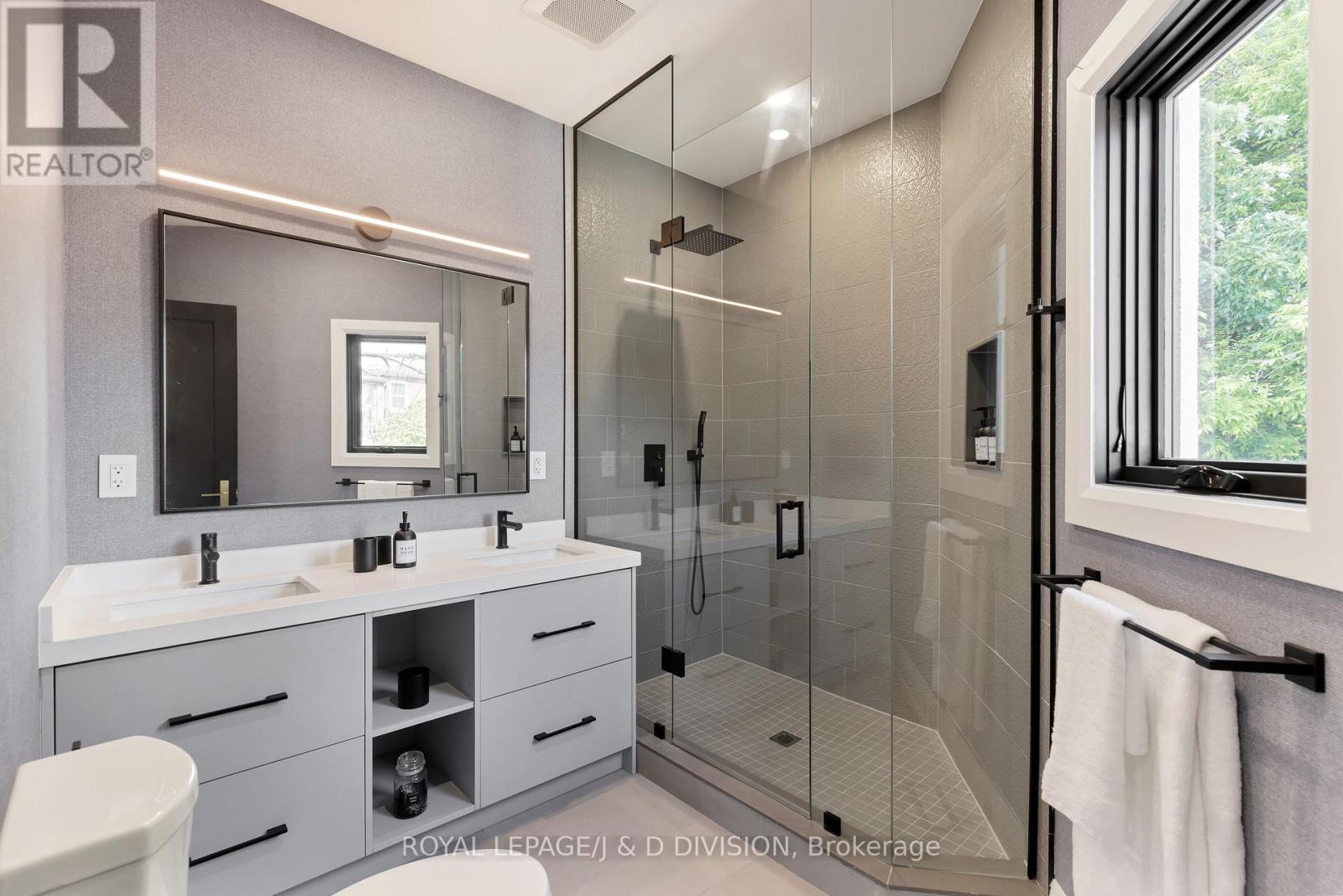 












A - 189 CONCORD AVENUE

,
Toronto,




Ontario
M6H2P2

