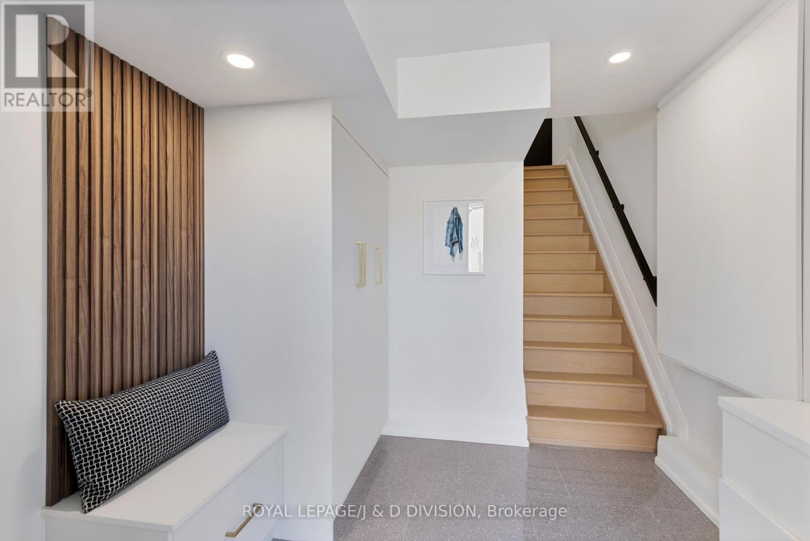 












A - 189 CONCORD AVENUE

,
Toronto,




Ontario
M6H2P2

