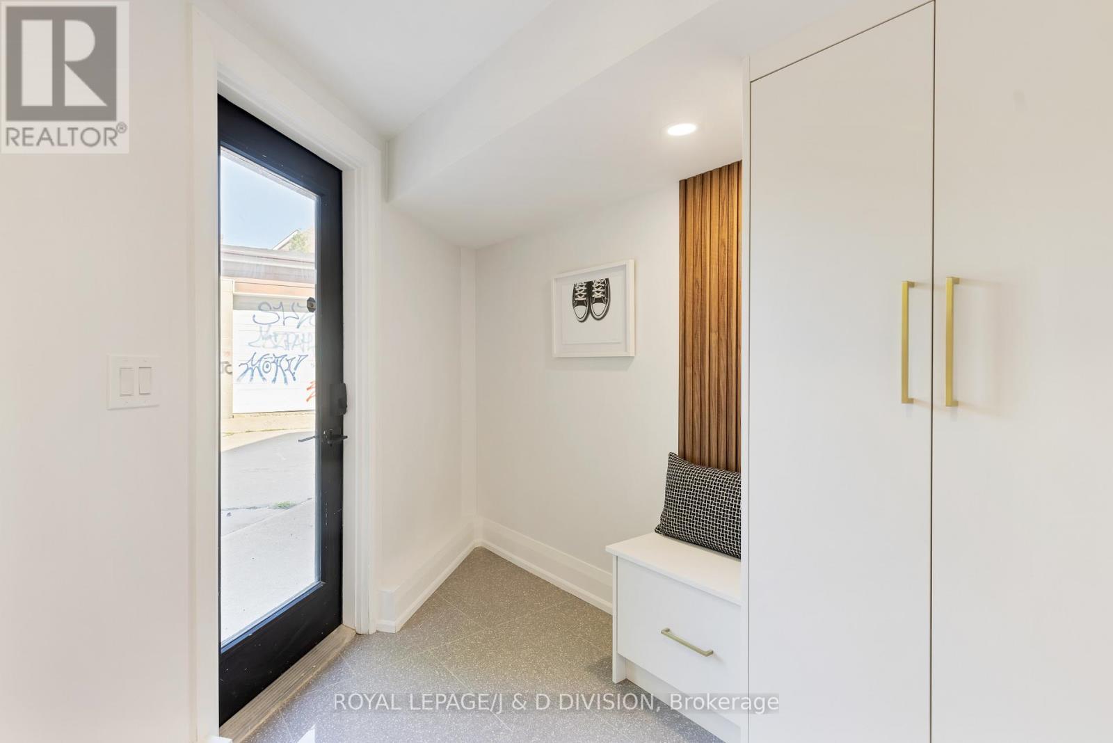 












A - 189 CONCORD AVENUE

,
Toronto,




Ontario
M6H2P2

