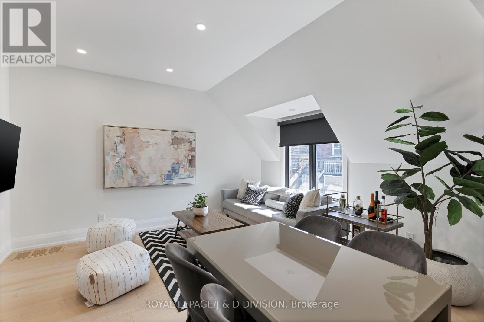 












A - 189 CONCORD AVENUE

,
Toronto,




Ontario
M6H2P2

