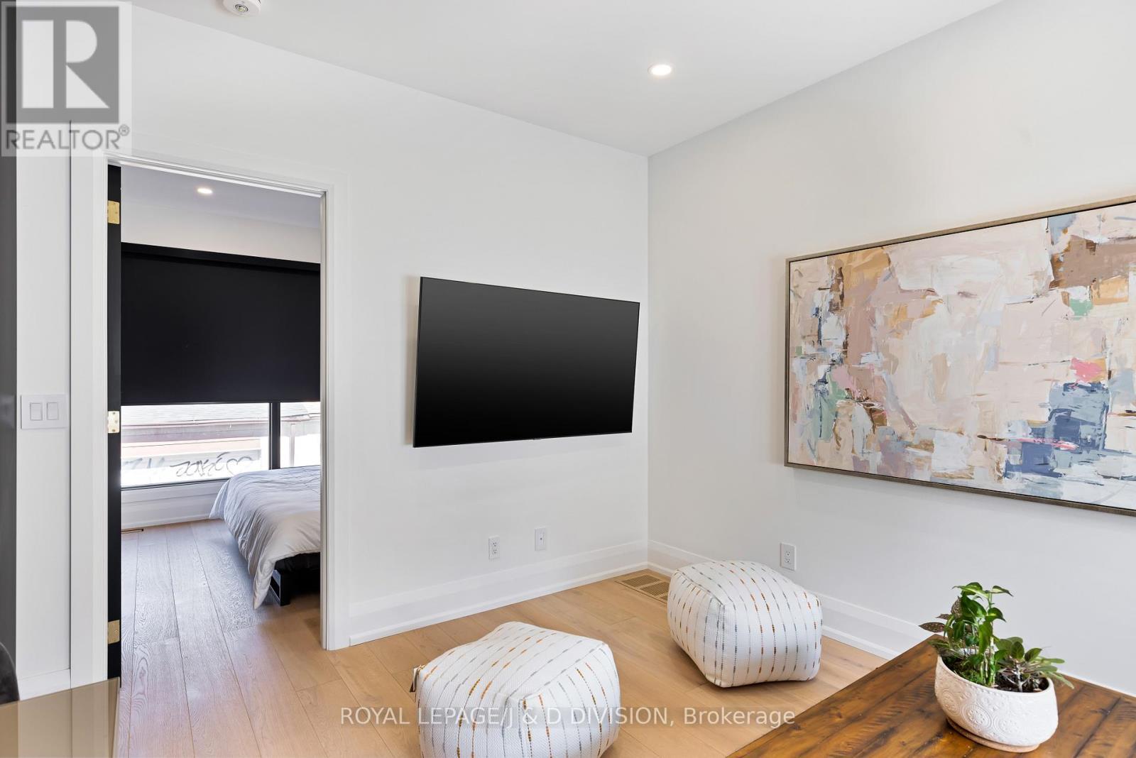 












A - 189 CONCORD AVENUE

,
Toronto,




Ontario
M6H2P2

