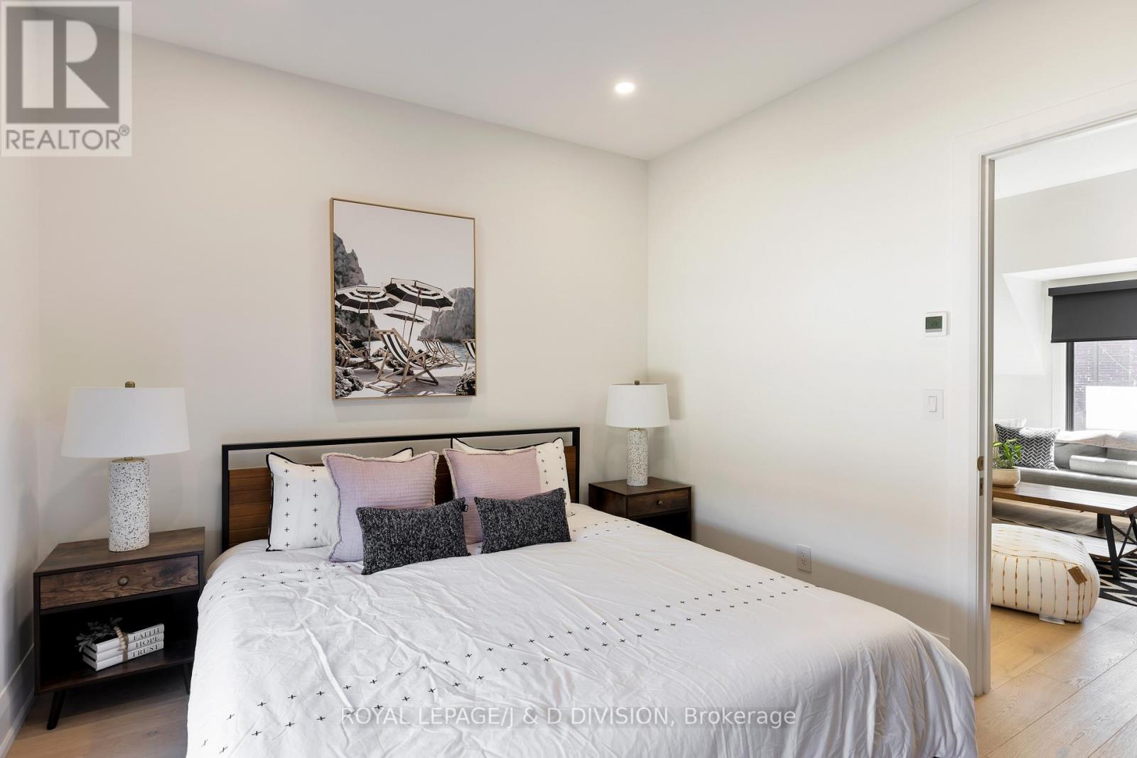 












A - 189 CONCORD AVENUE

,
Toronto,




Ontario
M6H2P2

