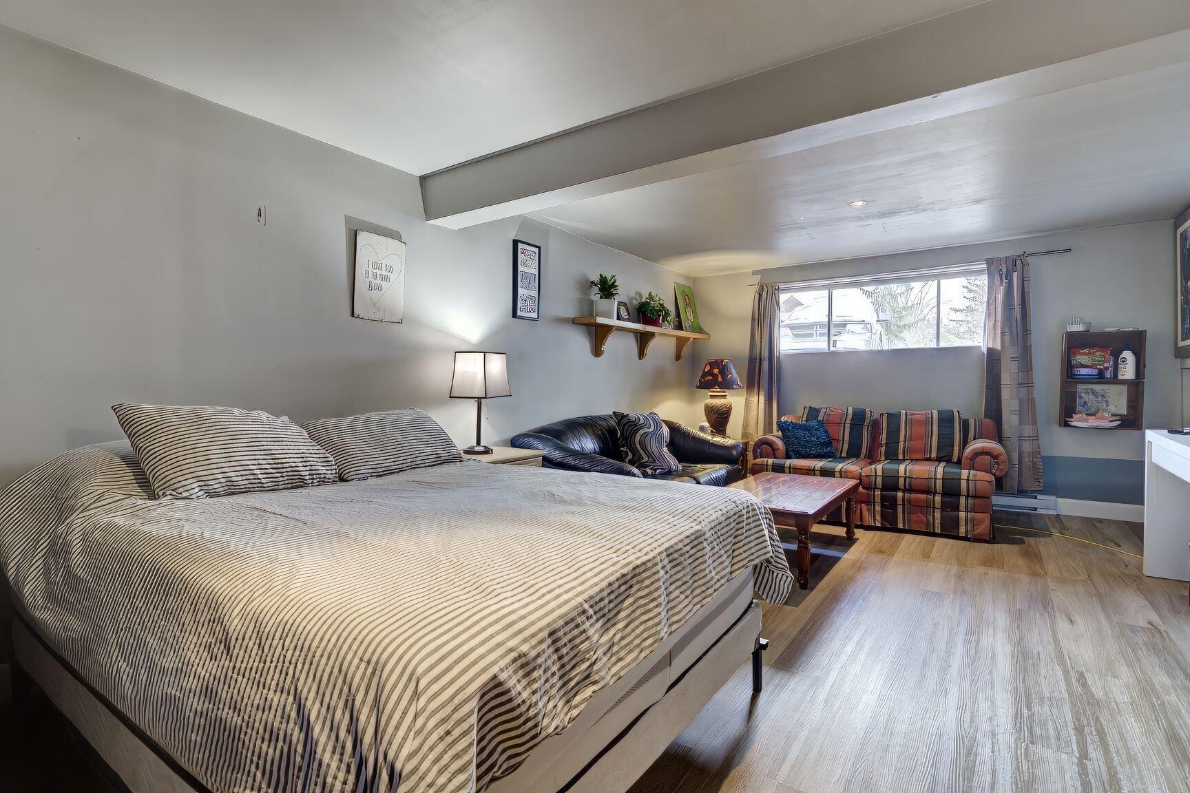 









202


27e Avenue

,
L'Île-Perrot,




QC
J7V6J1

