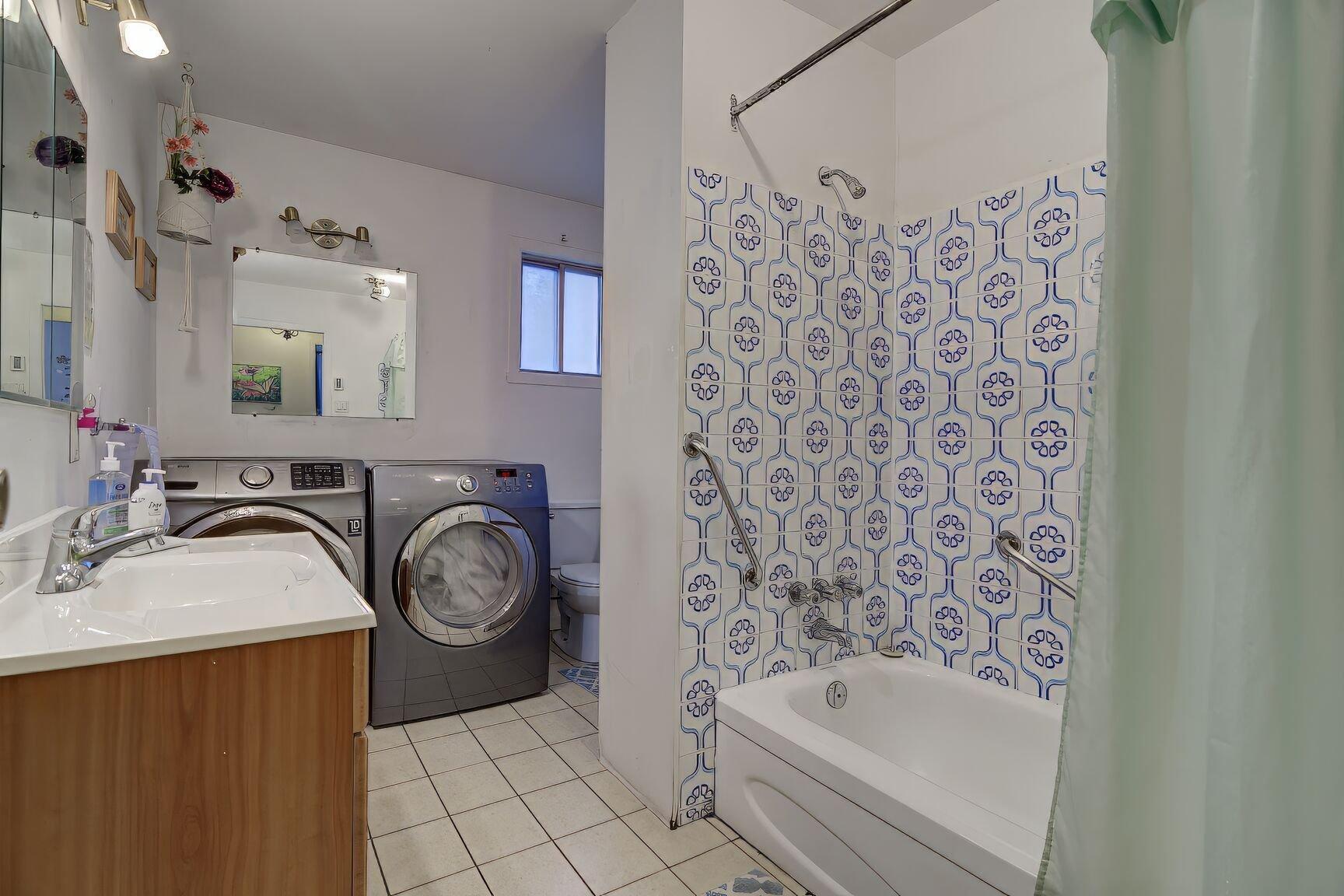 









202


27e Avenue

,
L'Île-Perrot,




QC
J7V6J1

