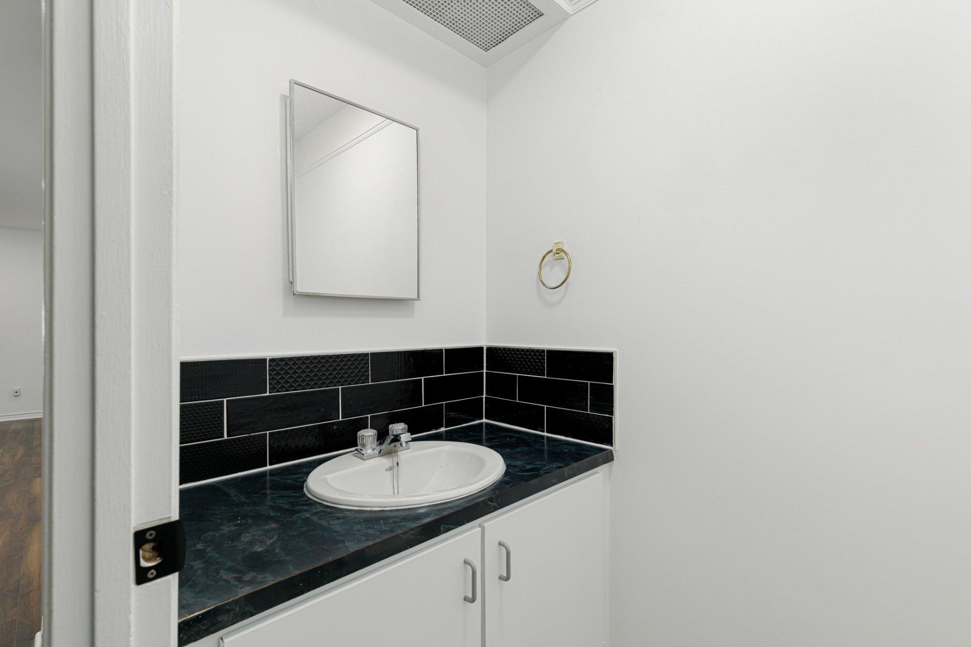 









4958Z


Rue Lake

,
Dollard-des-Ormeaux,




QC
H9G1G8

