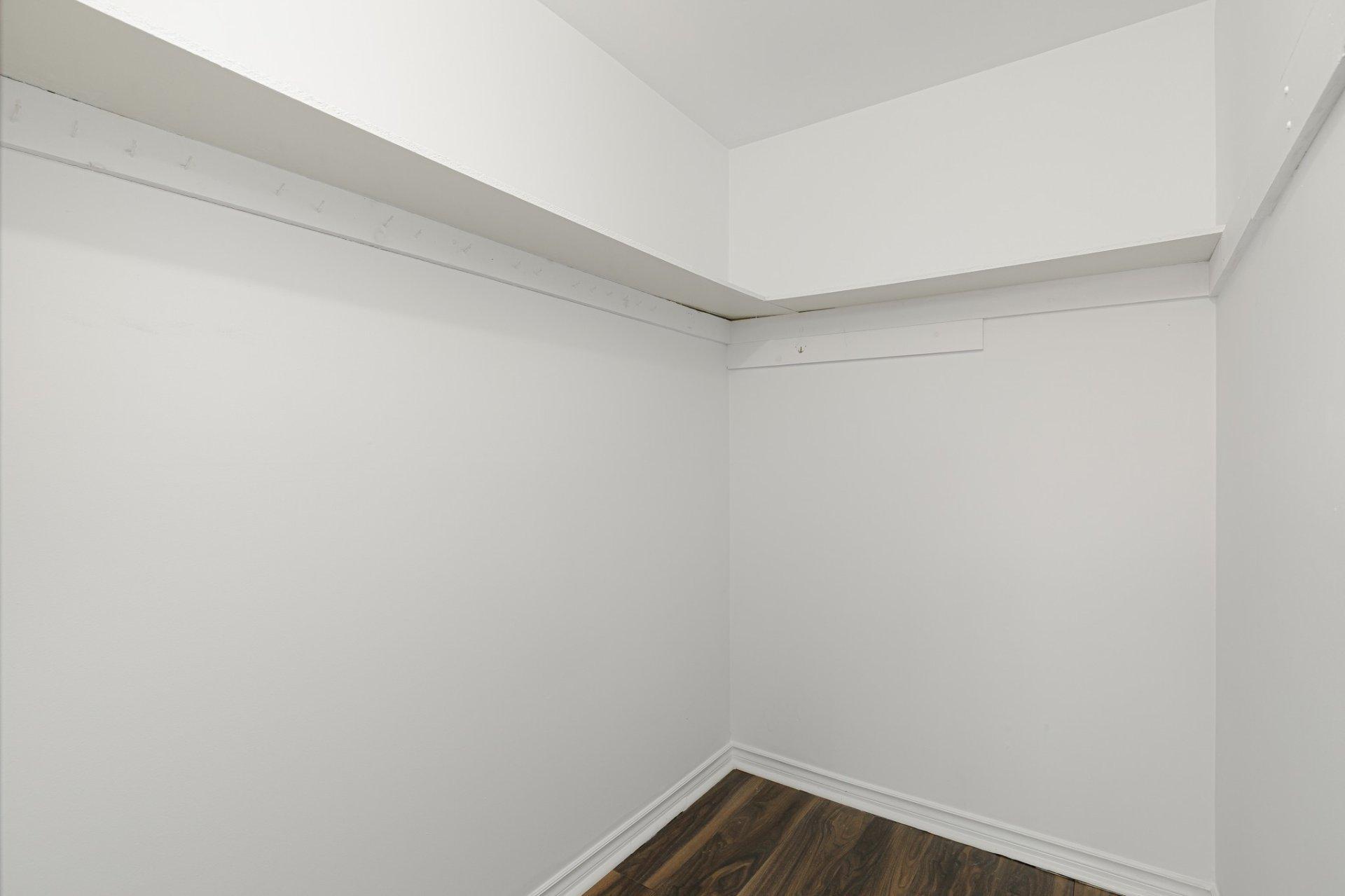 









4958Z


Rue Lake

,
Dollard-des-Ormeaux,




QC
H9G1G8

