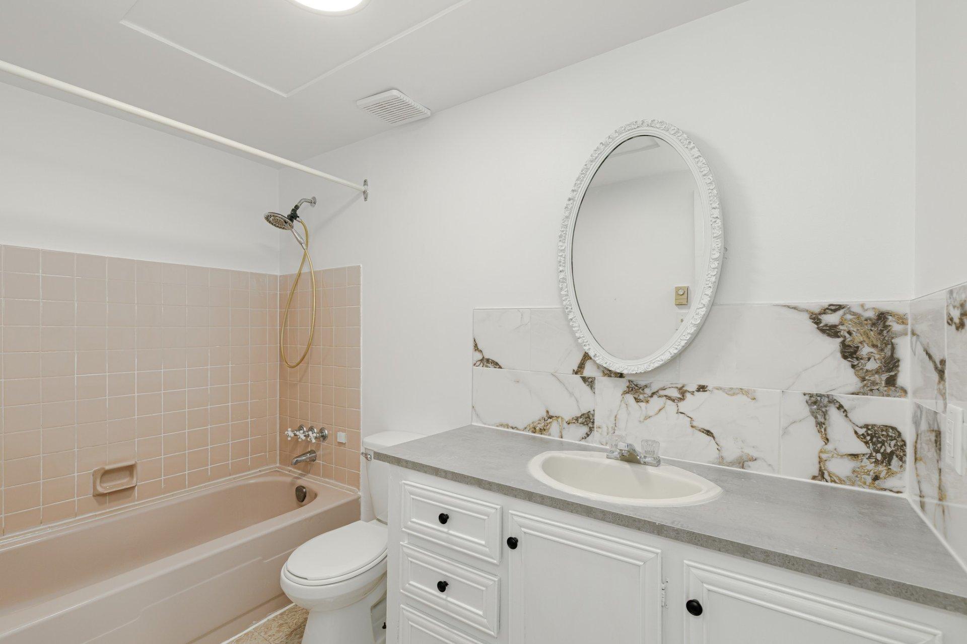 









4958Z


Rue Lake

,
Dollard-des-Ormeaux,




QC
H9G1G8

