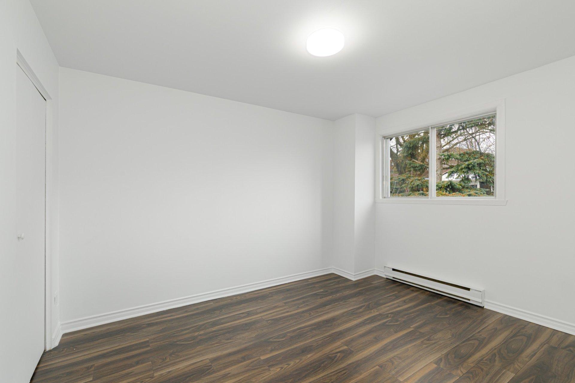 









4958Z


Rue Lake

,
Dollard-des-Ormeaux,




QC
H9G1G8

