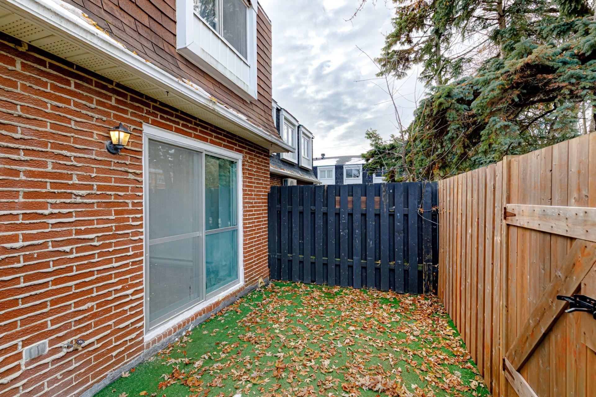 









4958Z


Rue Lake

,
Dollard-des-Ormeaux,




QC
H9G1G8

