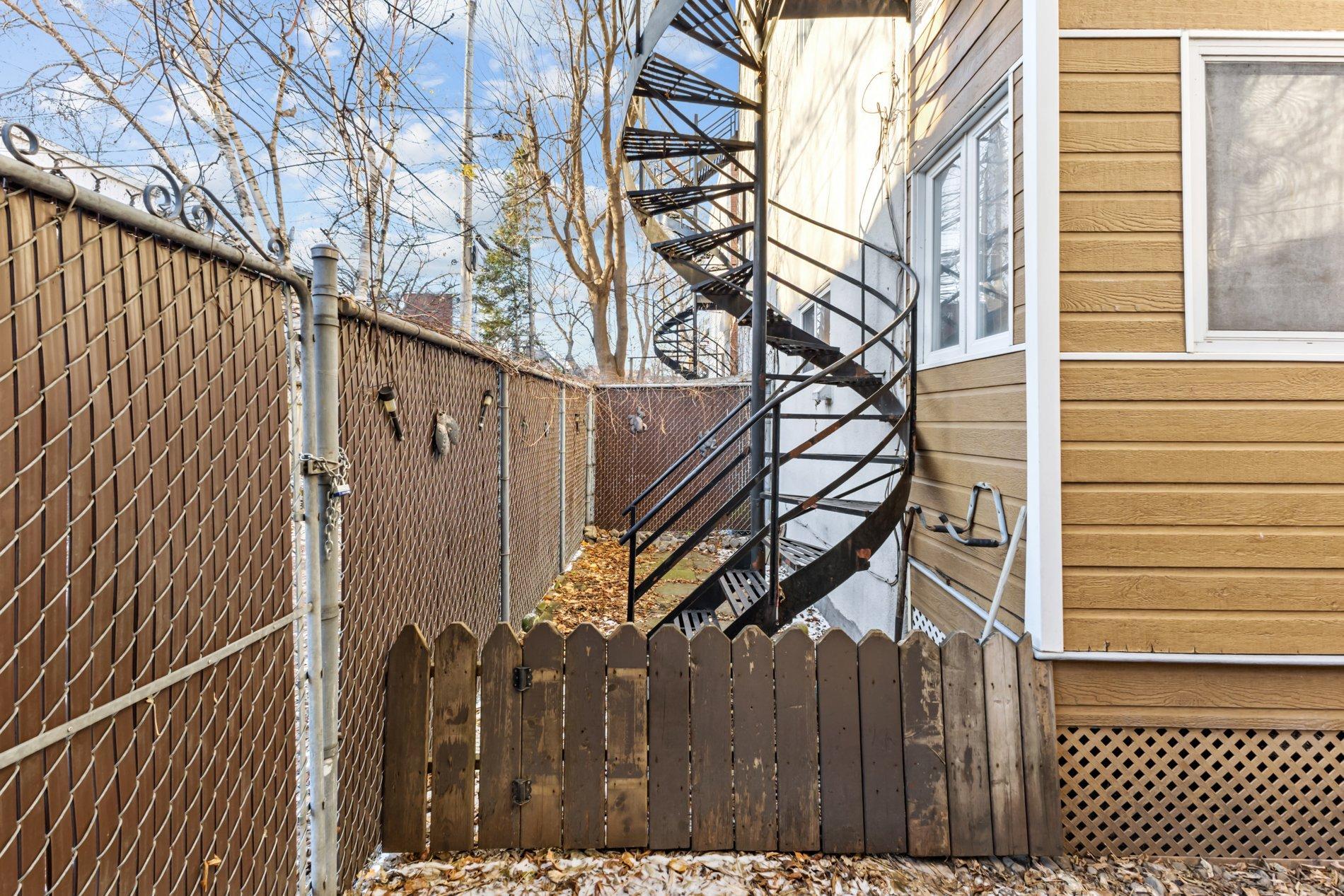 









4572

 - 4576


Rue D'Iberville

,
Montréal (Le Plateau-Mont-Royal),




QC
H2H2M2

