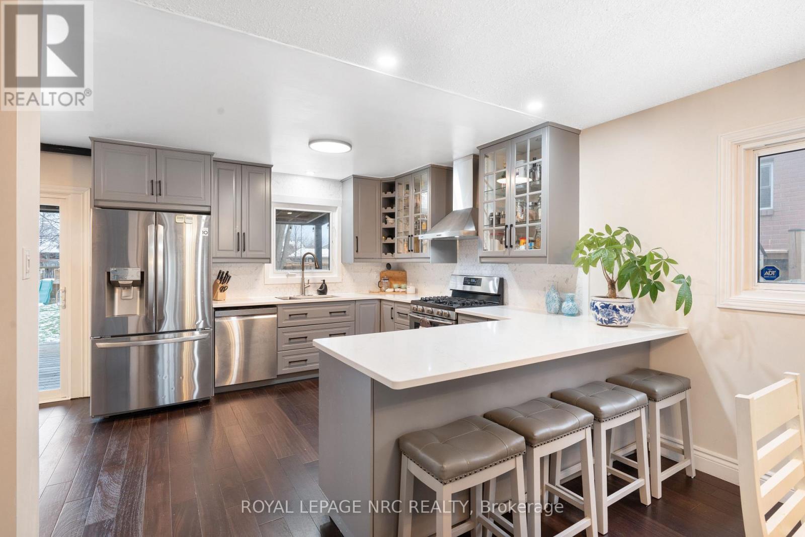 












51 BRIARSDALE CRESCENT

,
Welland (N. Welland),




Ontario
L3C6S7

