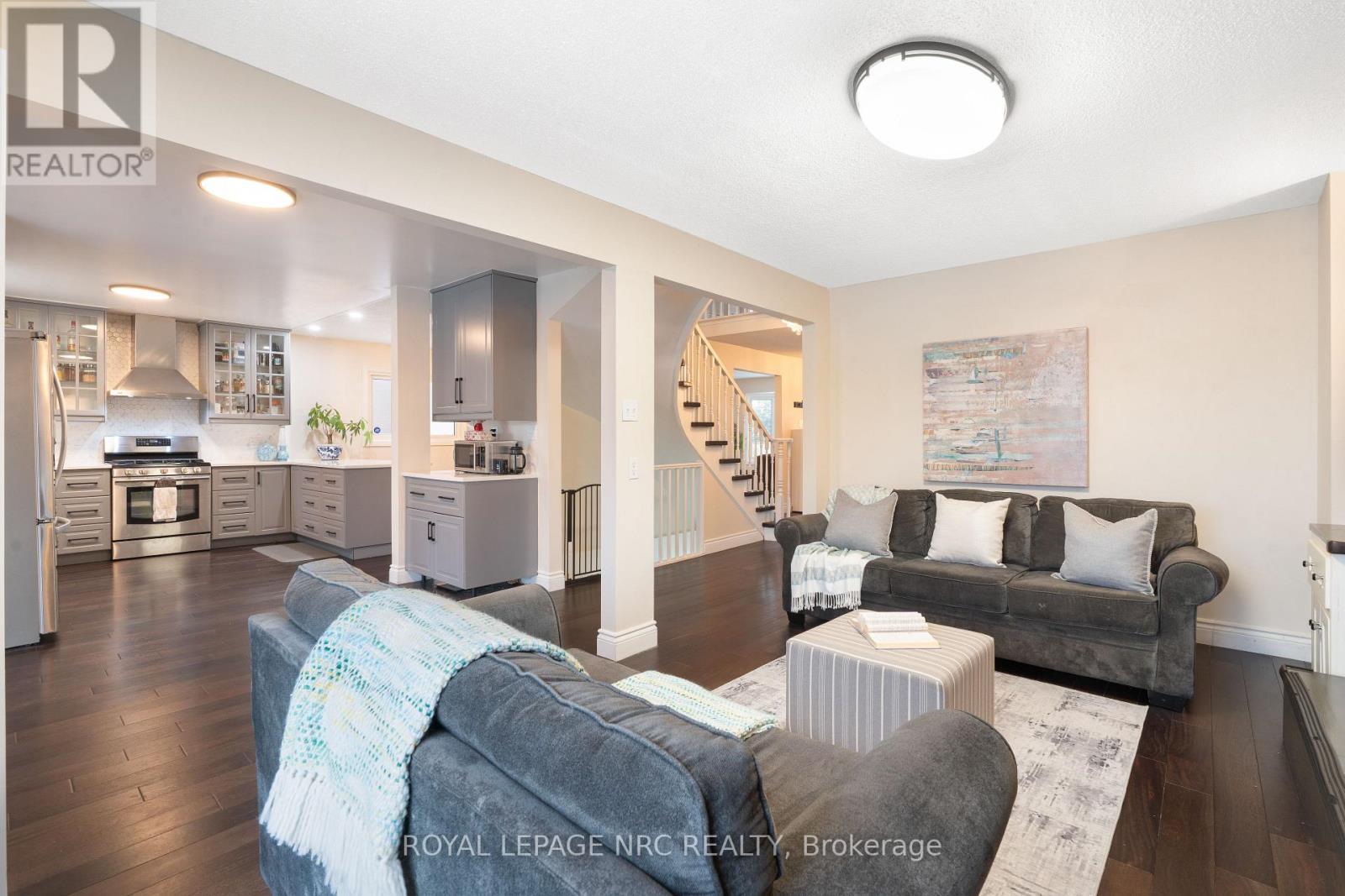 












51 BRIARSDALE CRESCENT

,
Welland (N. Welland),




Ontario
L3C6S7

