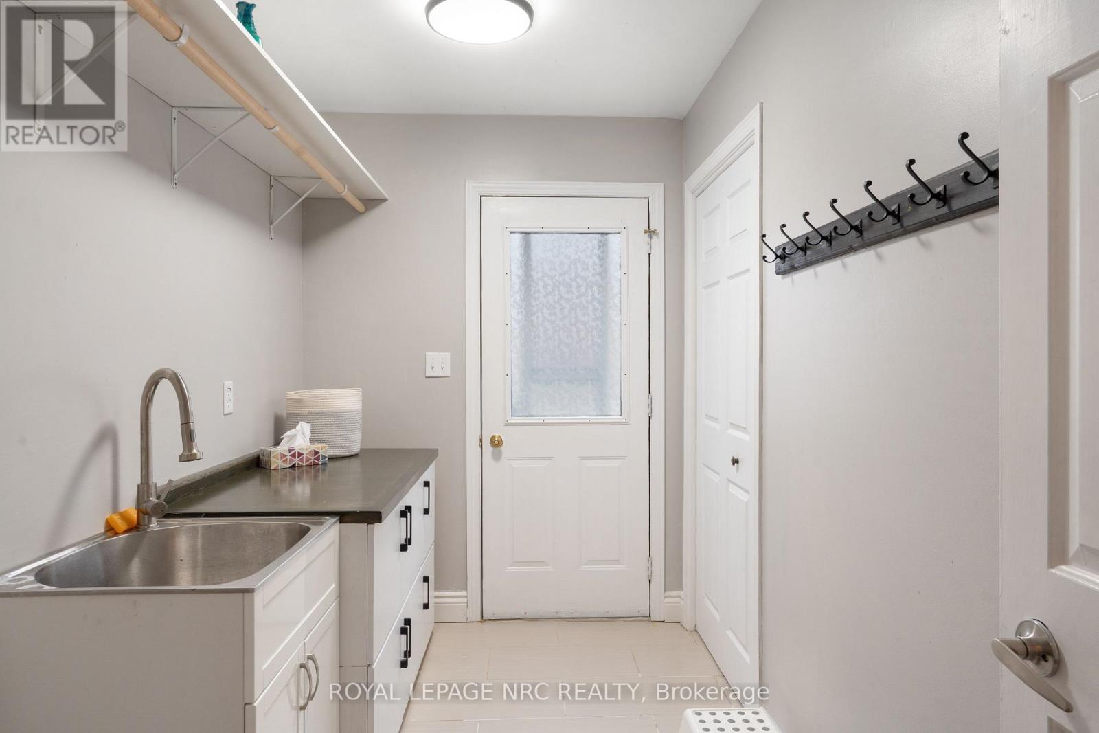 












51 BRIARSDALE CRESCENT

,
Welland (N. Welland),




Ontario
L3C6S7

