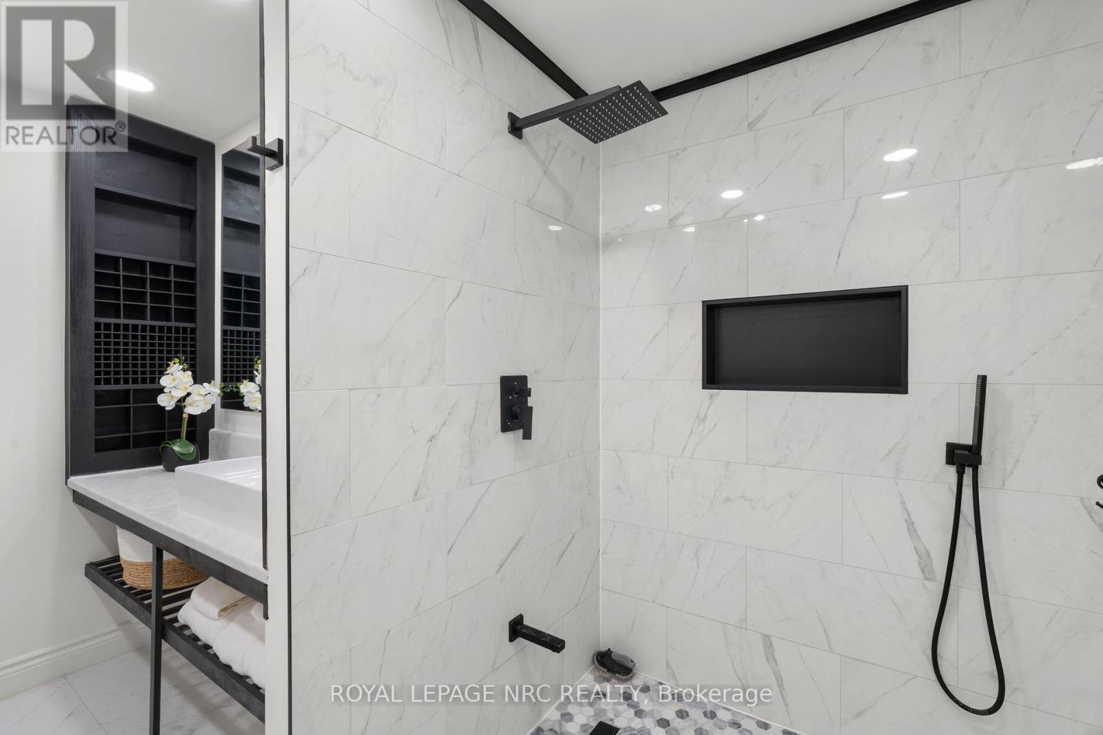 












51 BRIARSDALE CRESCENT

,
Welland (N. Welland),




Ontario
L3C6S7

