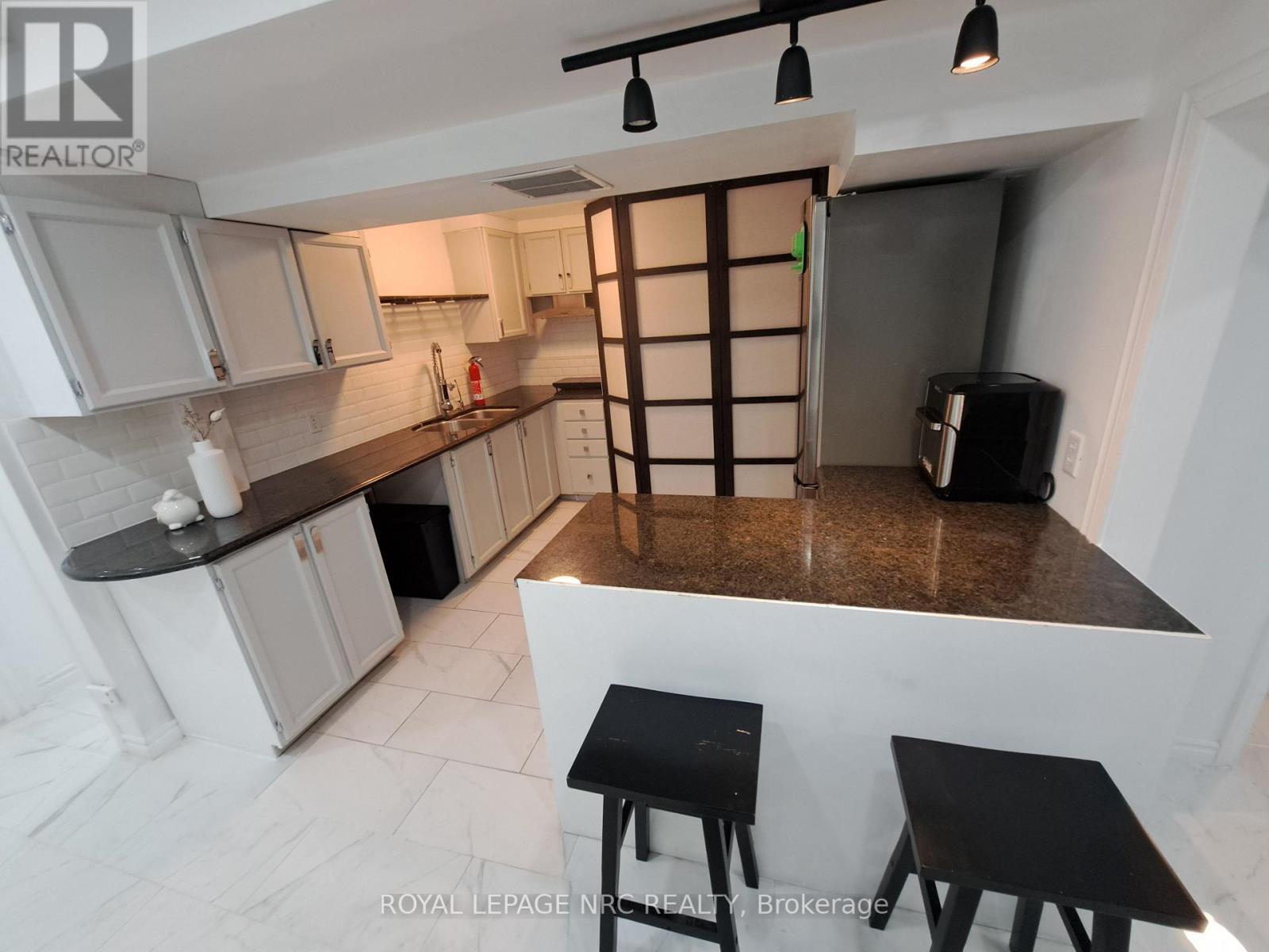 












51 BRIARSDALE CRESCENT

,
Welland (N. Welland),




Ontario
L3C6S7

