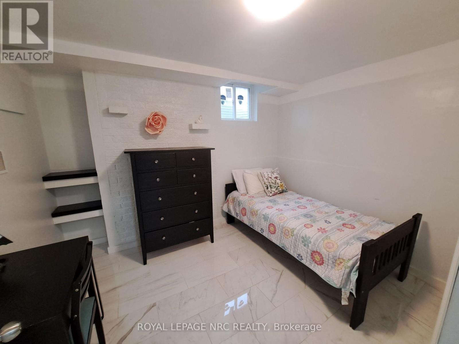 












51 BRIARSDALE CRESCENT

,
Welland (N. Welland),




Ontario
L3C6S7

