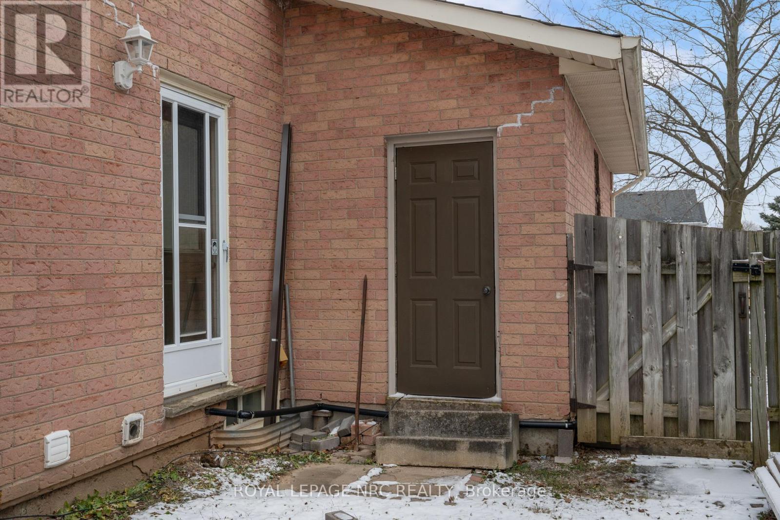 












51 BRIARSDALE CRESCENT

,
Welland (N. Welland),




Ontario
L3C6S7

