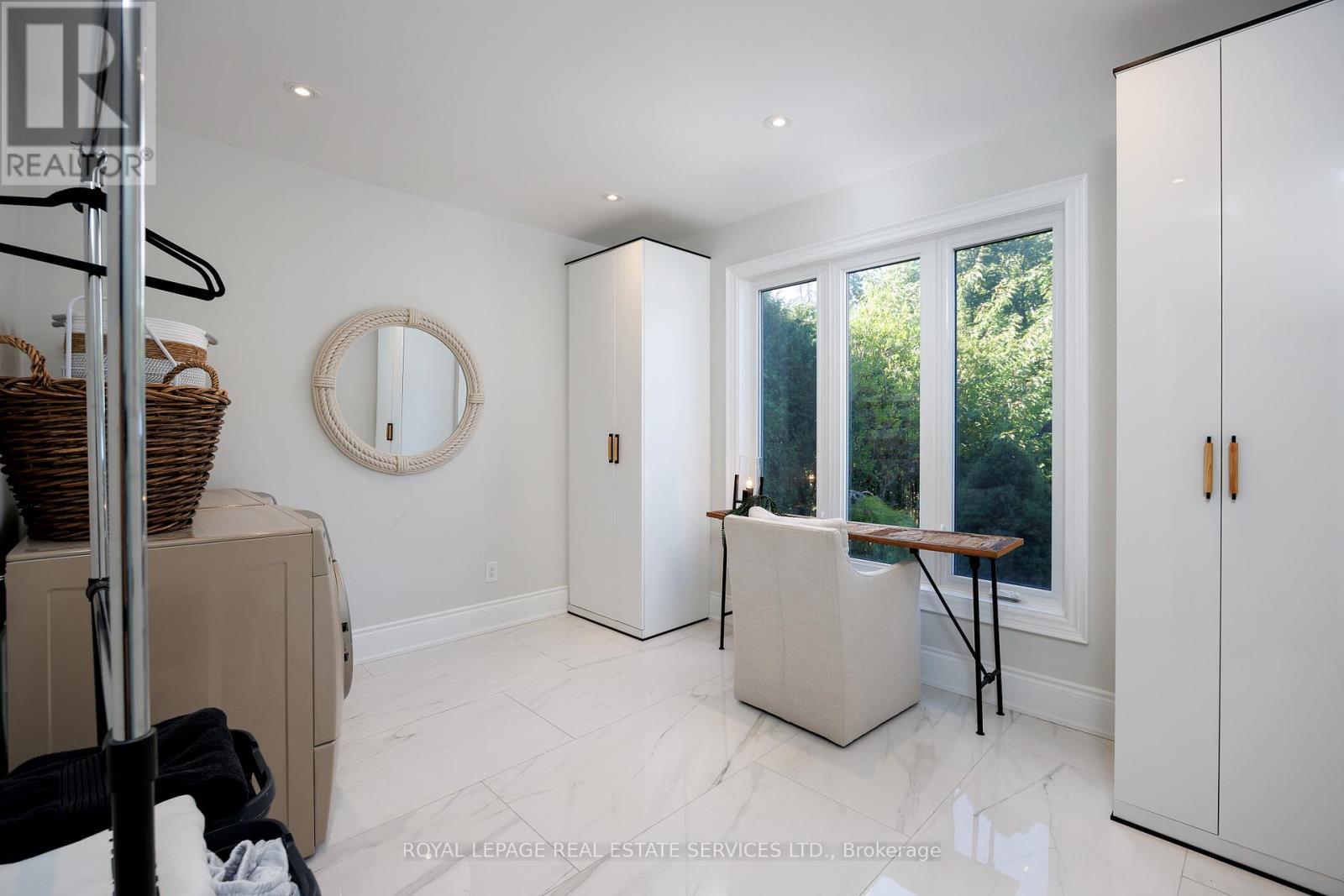 












1483 THE LINKS DRIVE

,
Oakville,




Ontario
L6M2P2

