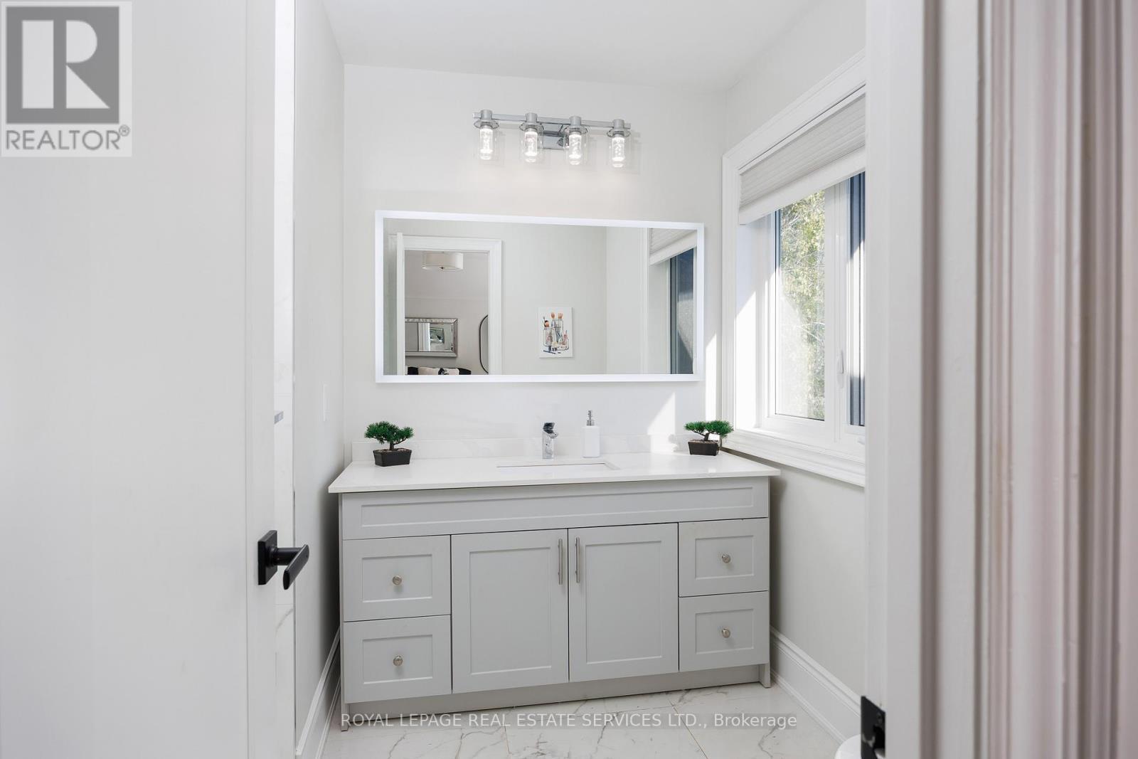 












1483 THE LINKS DRIVE

,
Oakville,




Ontario
L6M2P2

