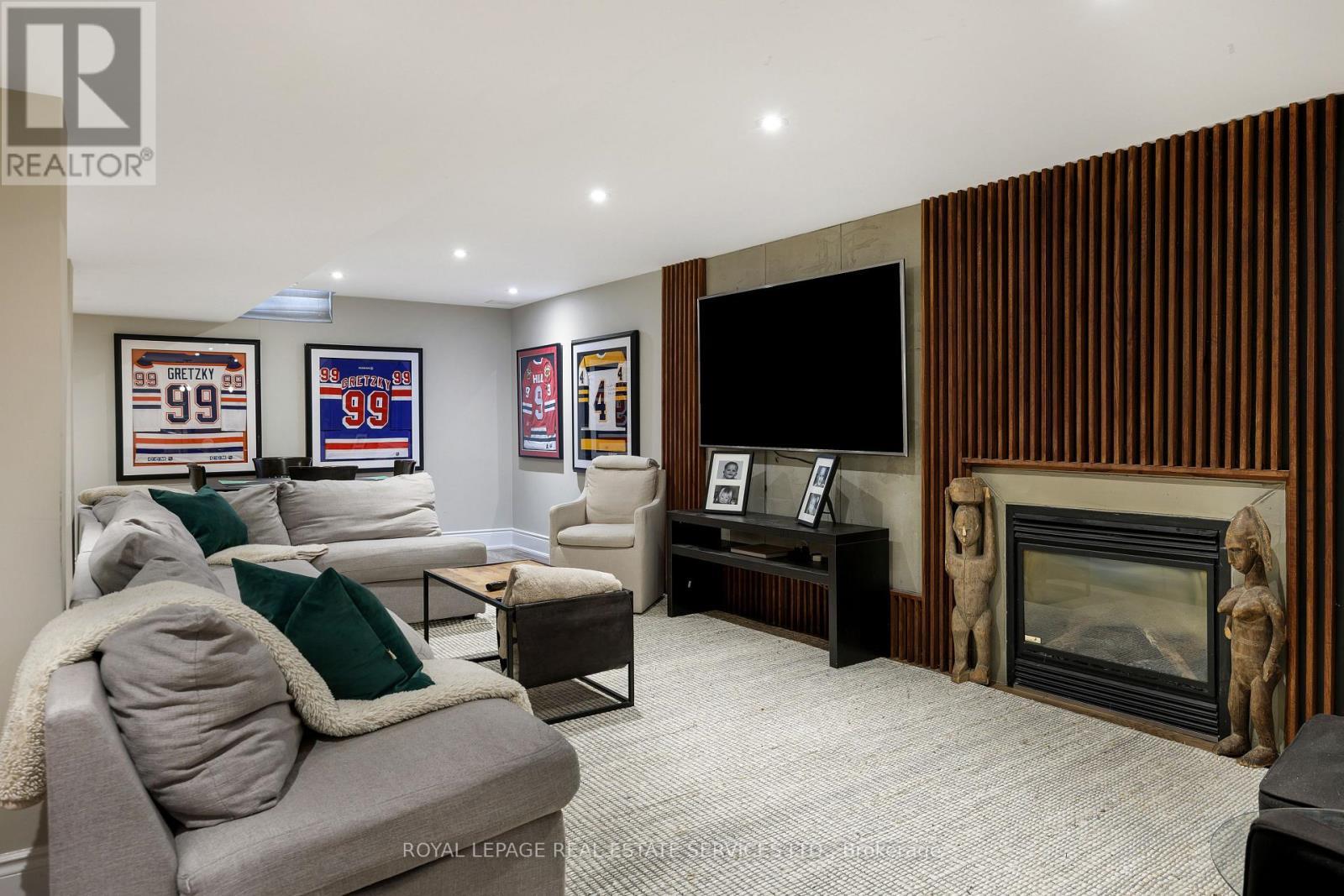 












1483 THE LINKS DRIVE

,
Oakville,




Ontario
L6M2P2

