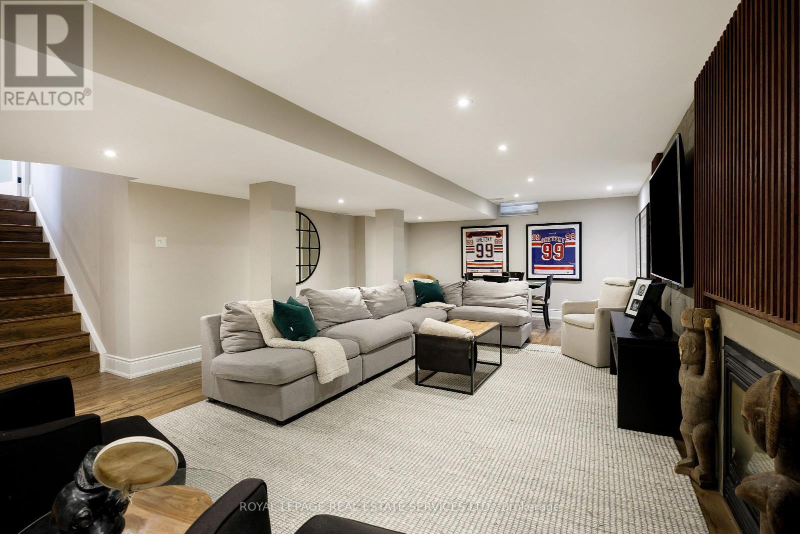 












1483 THE LINKS DRIVE

,
Oakville,




Ontario
L6M2P2

