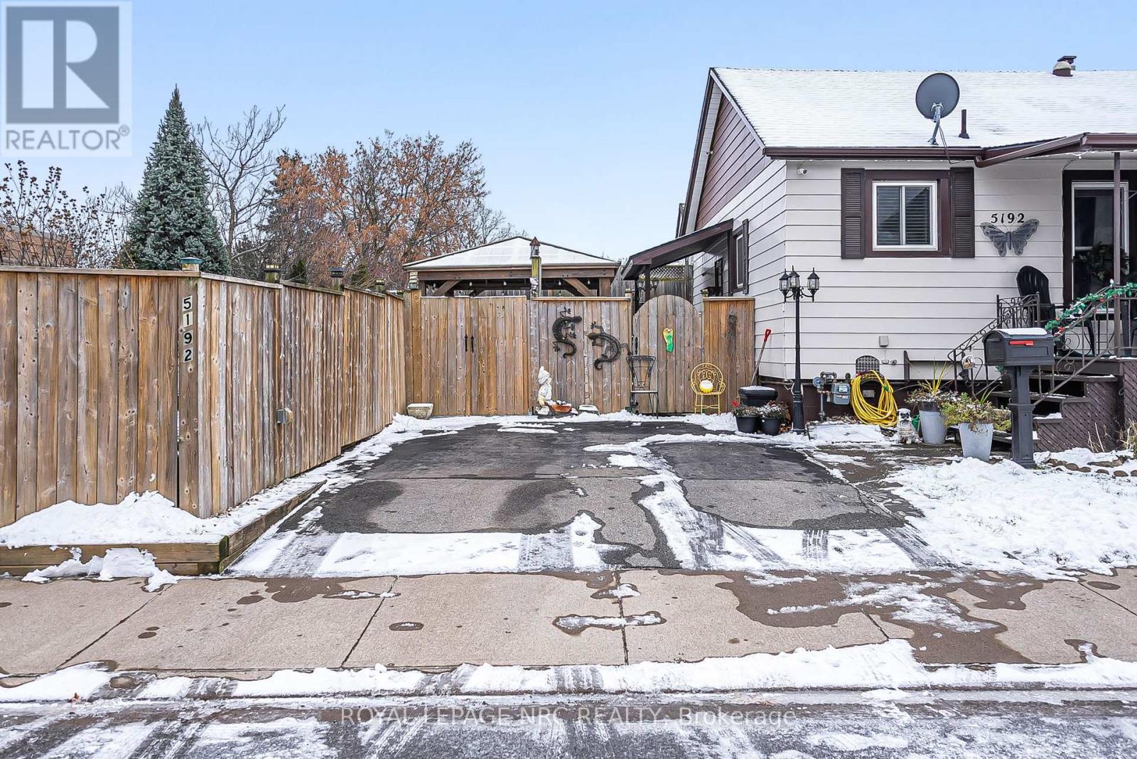 












5192 HAMILTON STREET

,
Niagara Falls (Downtown),




Ontario
L2E2W3

