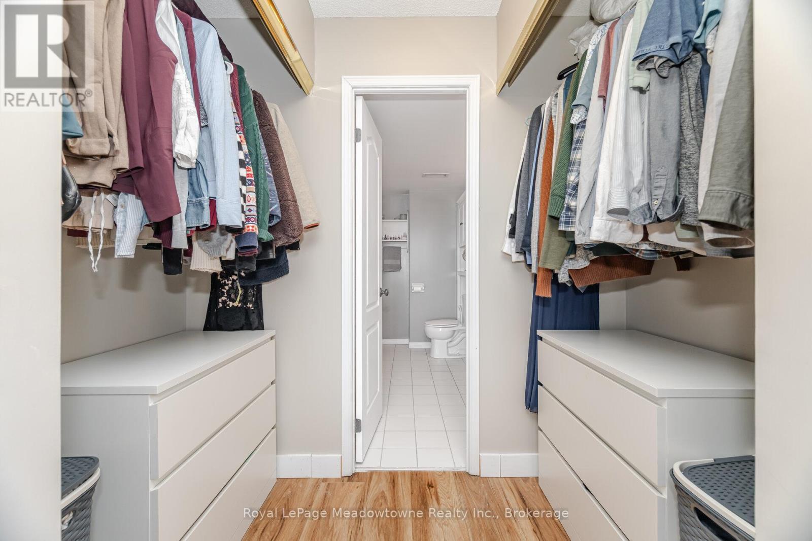 












1003 - 100 MILLSIDE DRIVE

,
Milton (OM Old Milton),




Ontario
L9T5E2

