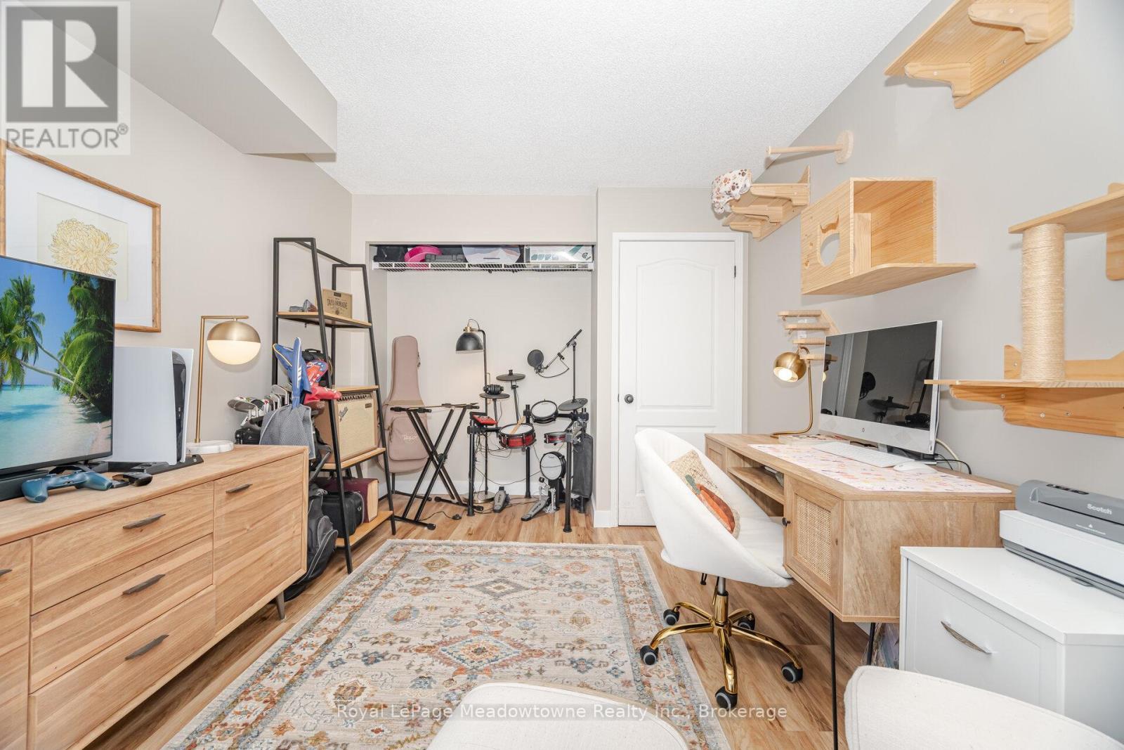 












1003 - 100 MILLSIDE DRIVE

,
Milton (OM Old Milton),




Ontario
L9T5E2

