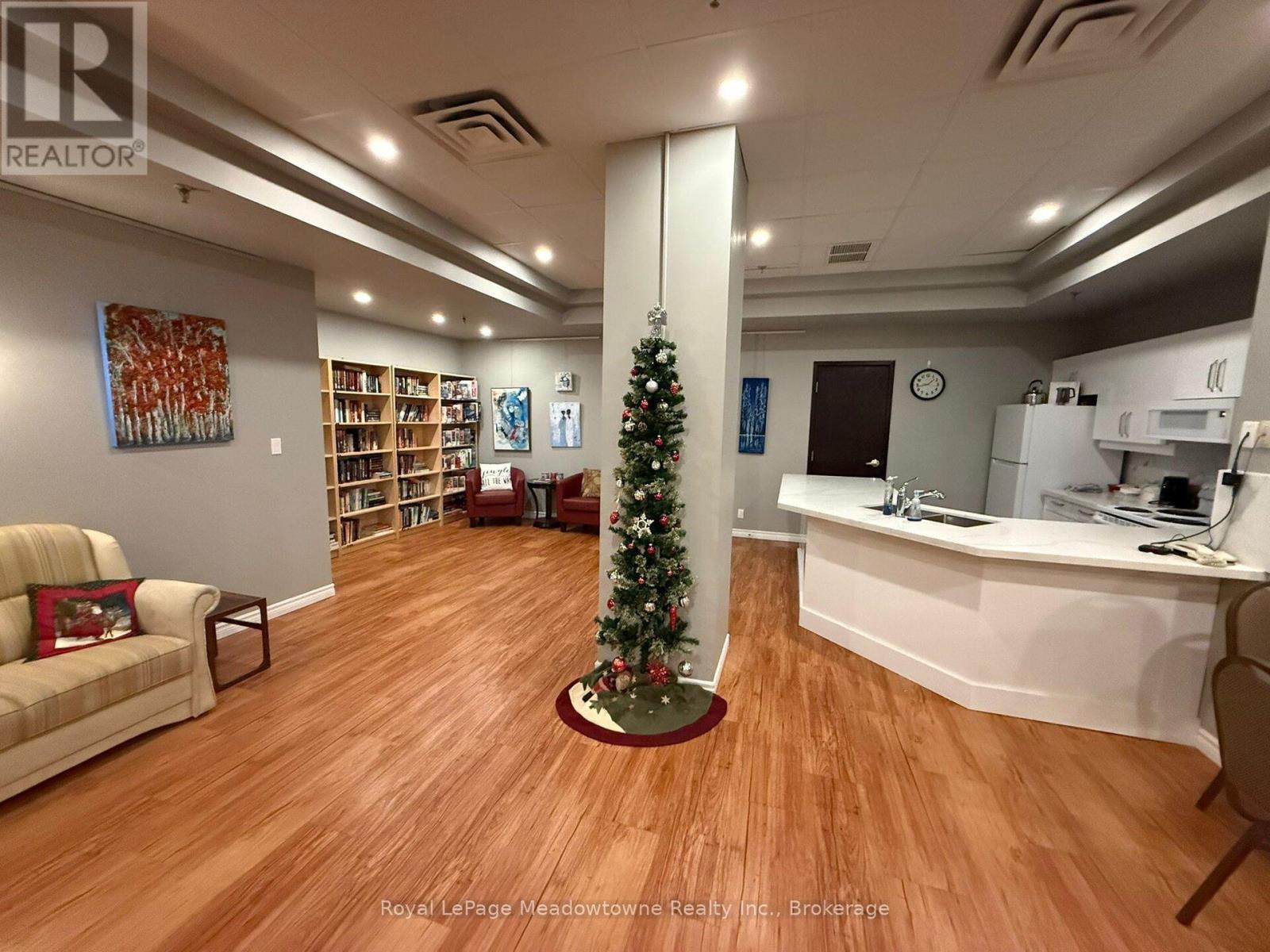 












1003 - 100 MILLSIDE DRIVE

,
Milton (OM Old Milton),




Ontario
L9T5E2

