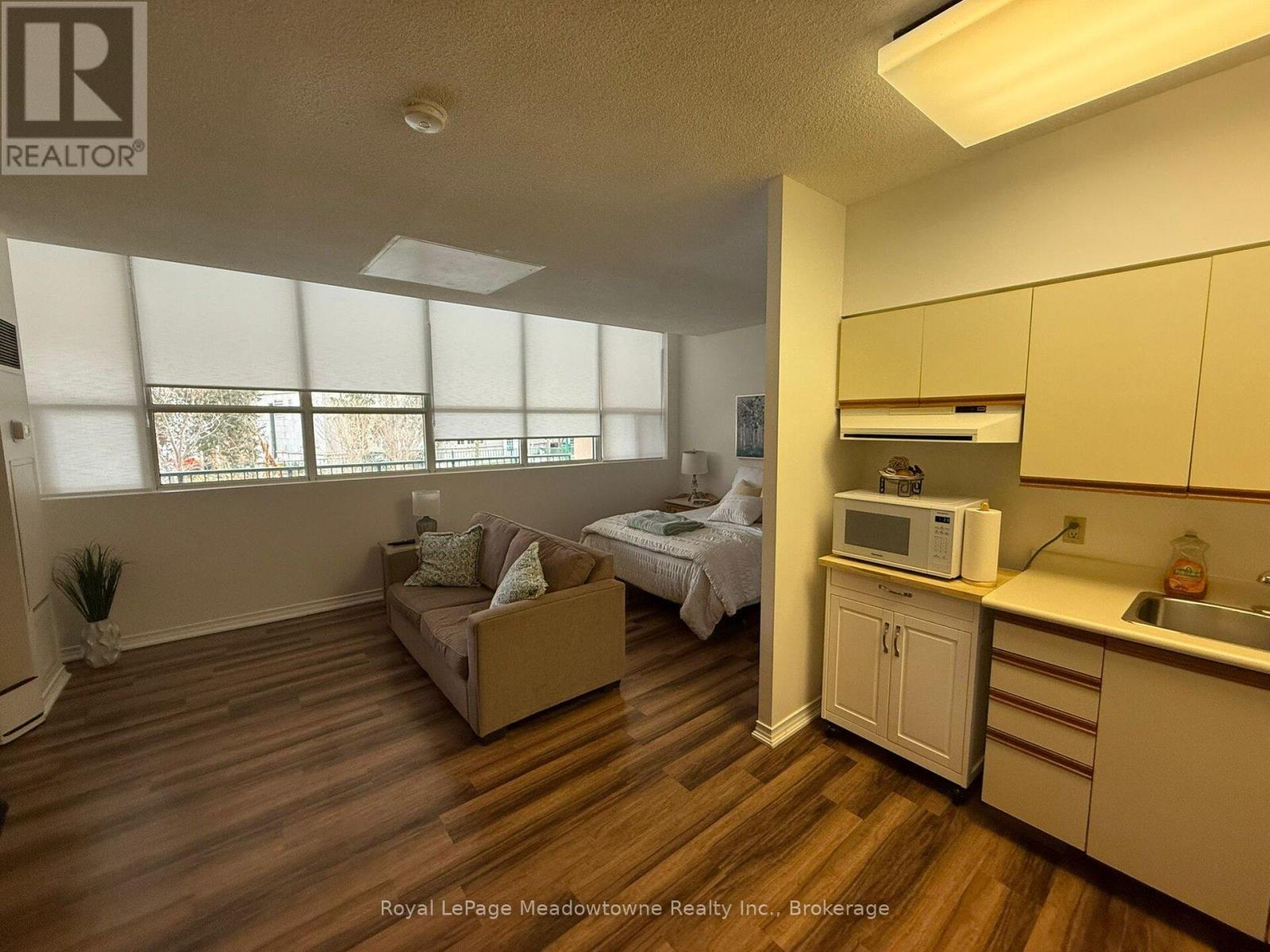 












1003 - 100 MILLSIDE DRIVE

,
Milton (OM Old Milton),




Ontario
L9T5E2

