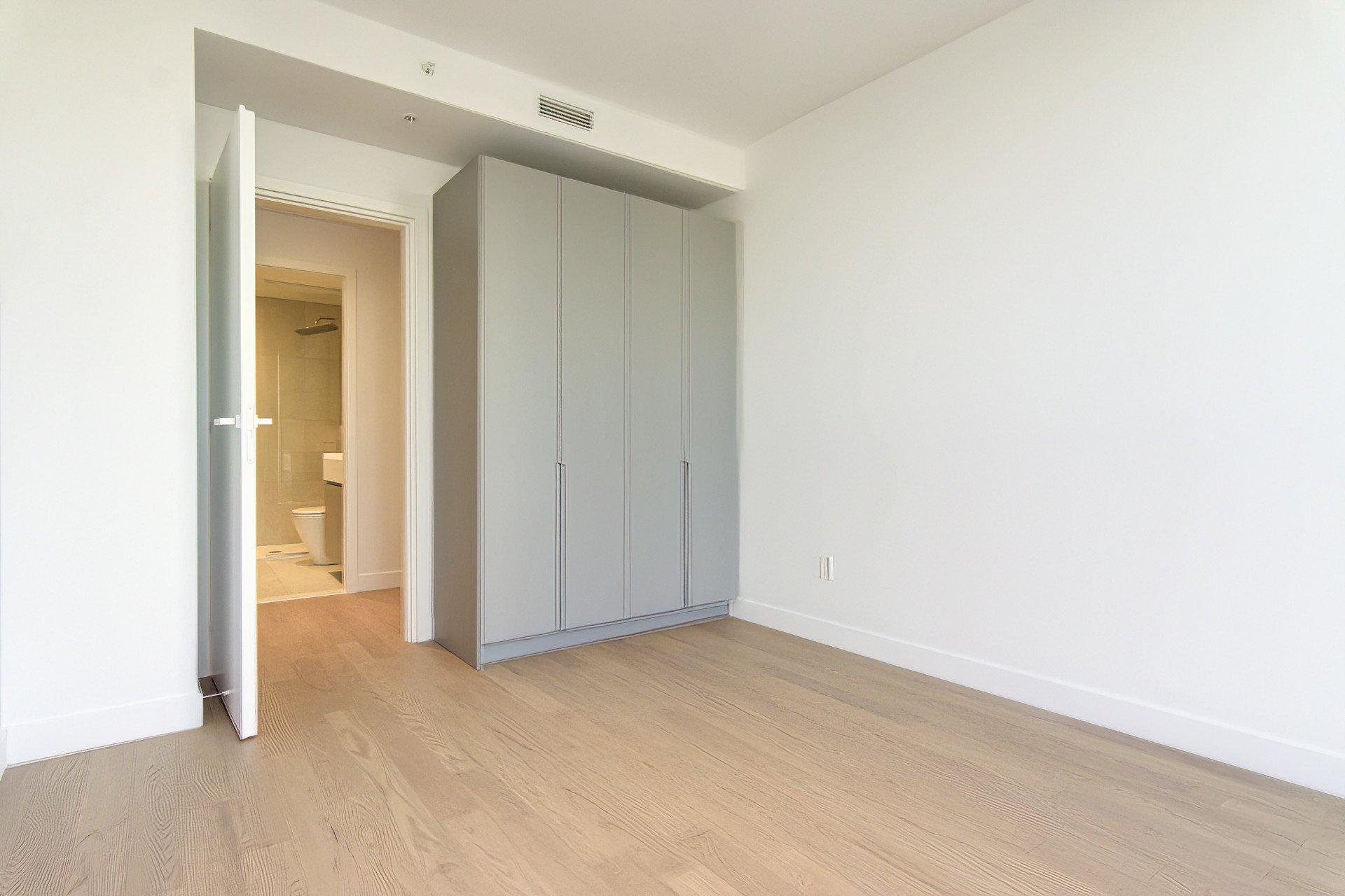 









1205


Place Phillips

, 3411,
Montréal (Ville-Marie),




QC
H3B0H3

