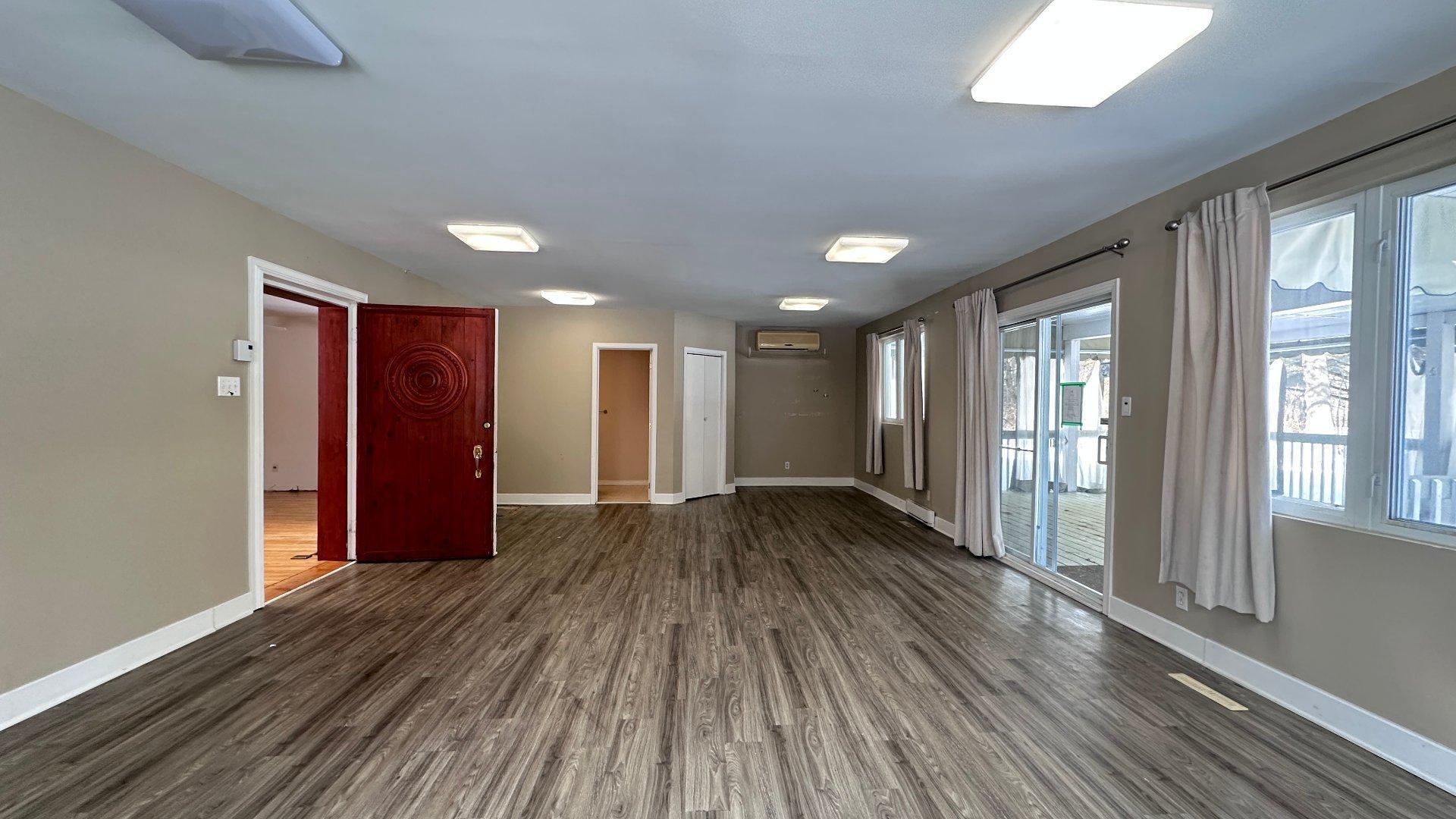 









1102


Boul. de La Salette

,
Saint-Jérôme,




QC
J5L2J7

