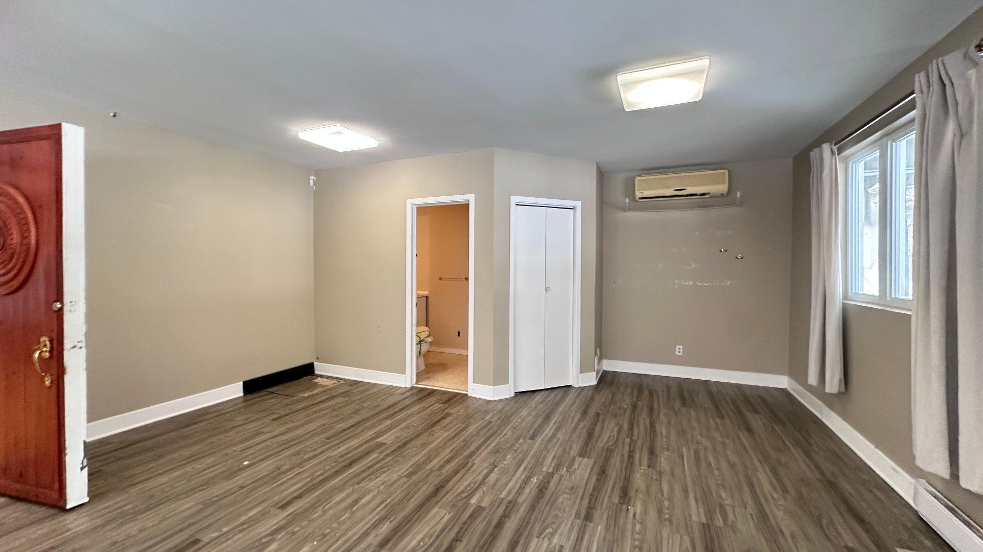 









1102


Boul. de La Salette

,
Saint-Jérôme,




QC
J5L2J7

