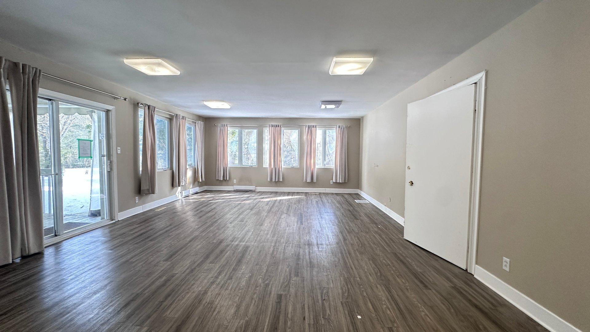 









1102


Boul. de La Salette

,
Saint-Jérôme,




QC
J5L2J7

