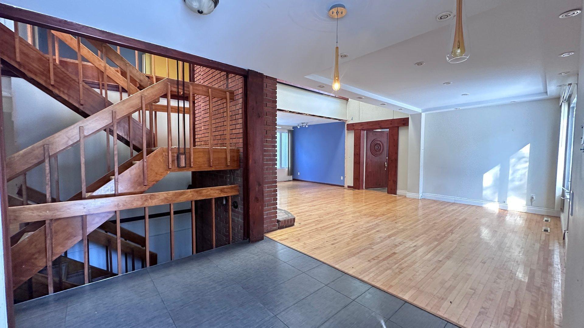 









1102


Boul. de La Salette

,
Saint-Jérôme,




QC
J5L2J7

