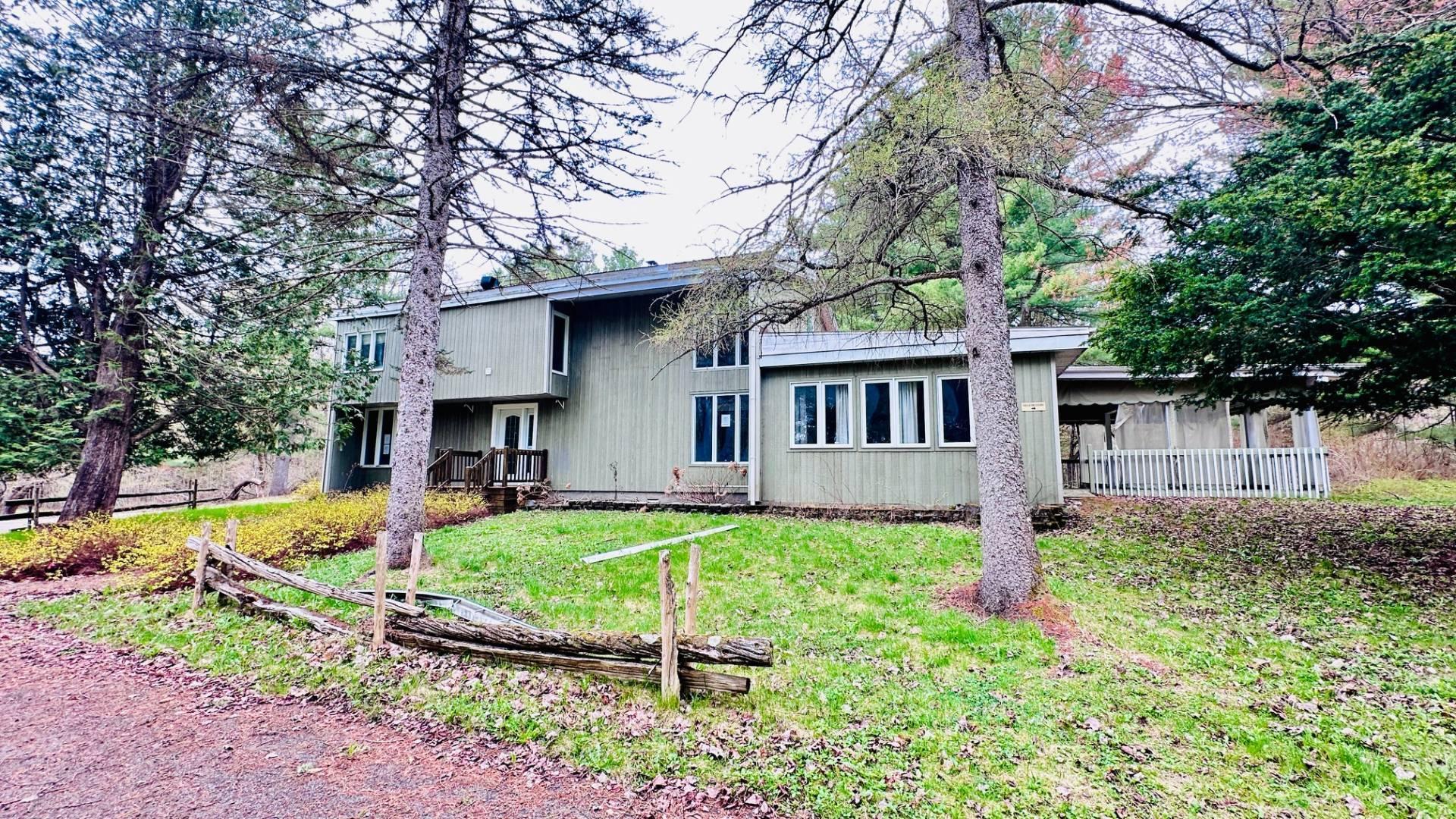 









1102


Boul. de La Salette

,
Saint-Jérôme,




QC
J5L2J7

