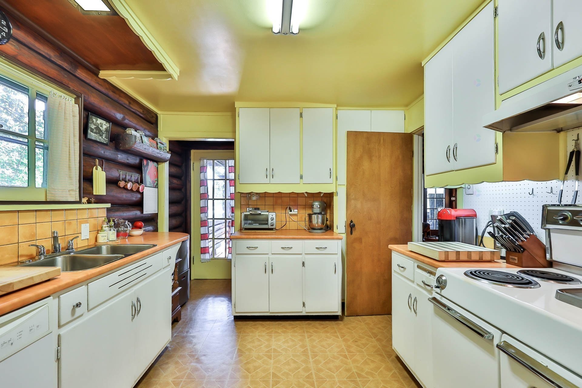 









477


Ch. des Critiques

,
Montebello,




QC
J0V1L0

