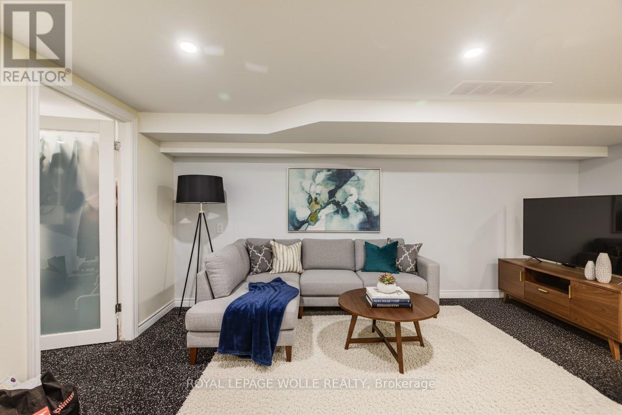 












284 WESTCOURT PLACE

,
Waterloo,




Ontario
N2L2R7

