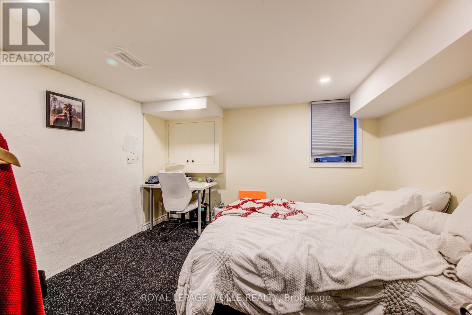 












284 WESTCOURT PLACE

,
Waterloo,




Ontario
N2L2R7

