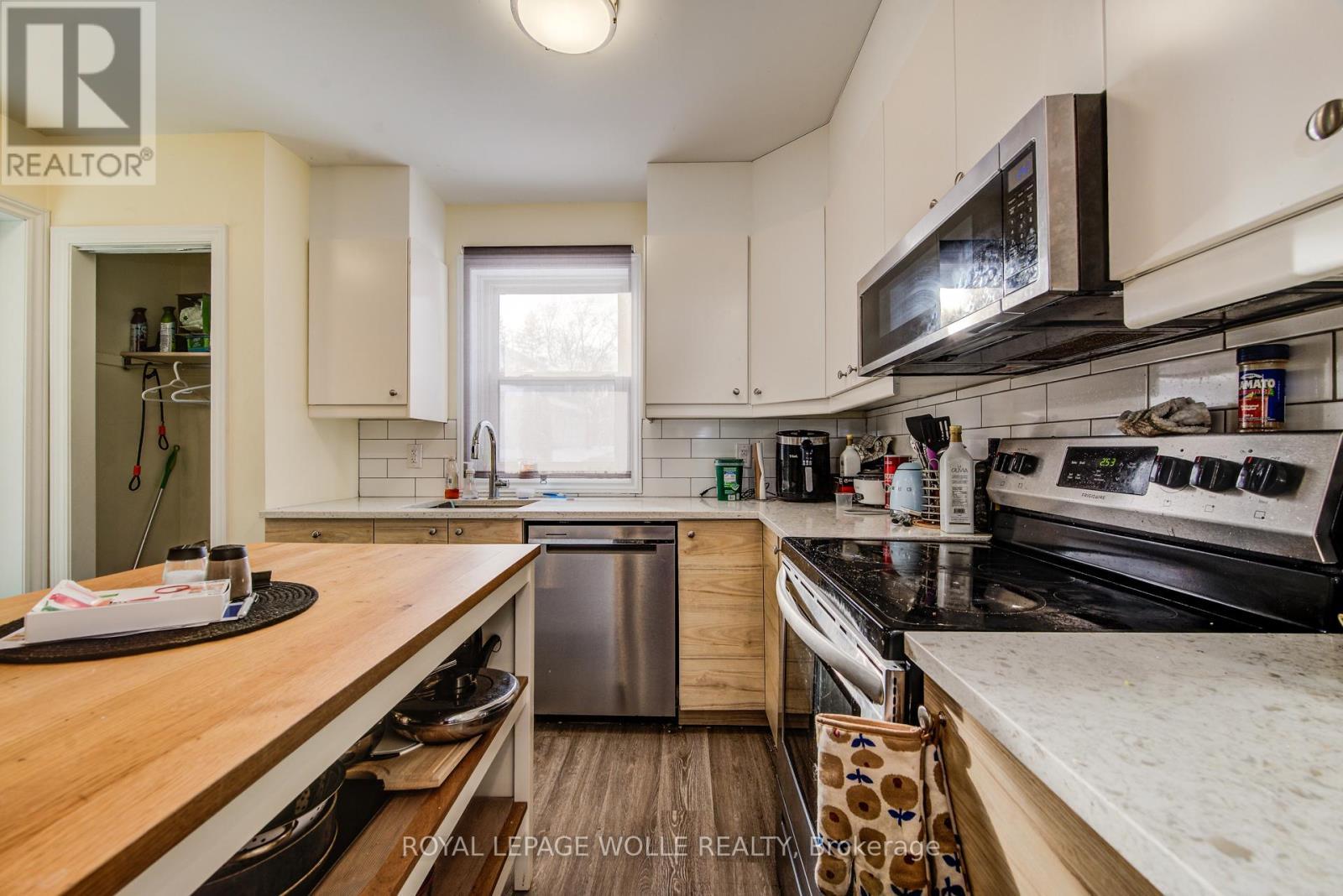 












284 WESTCOURT PLACE

,
Waterloo,




Ontario
N2L2R7

