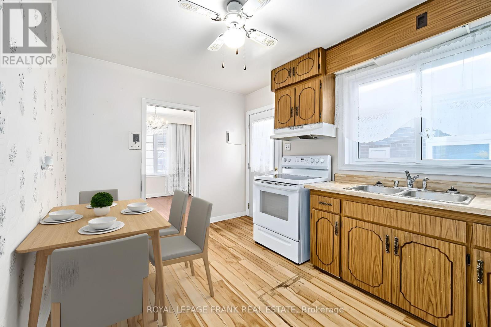 












28 WINNIPEG ROAD

,
Toronto (Kingsview Village-The Westway),




Ontario
M9P2E4

