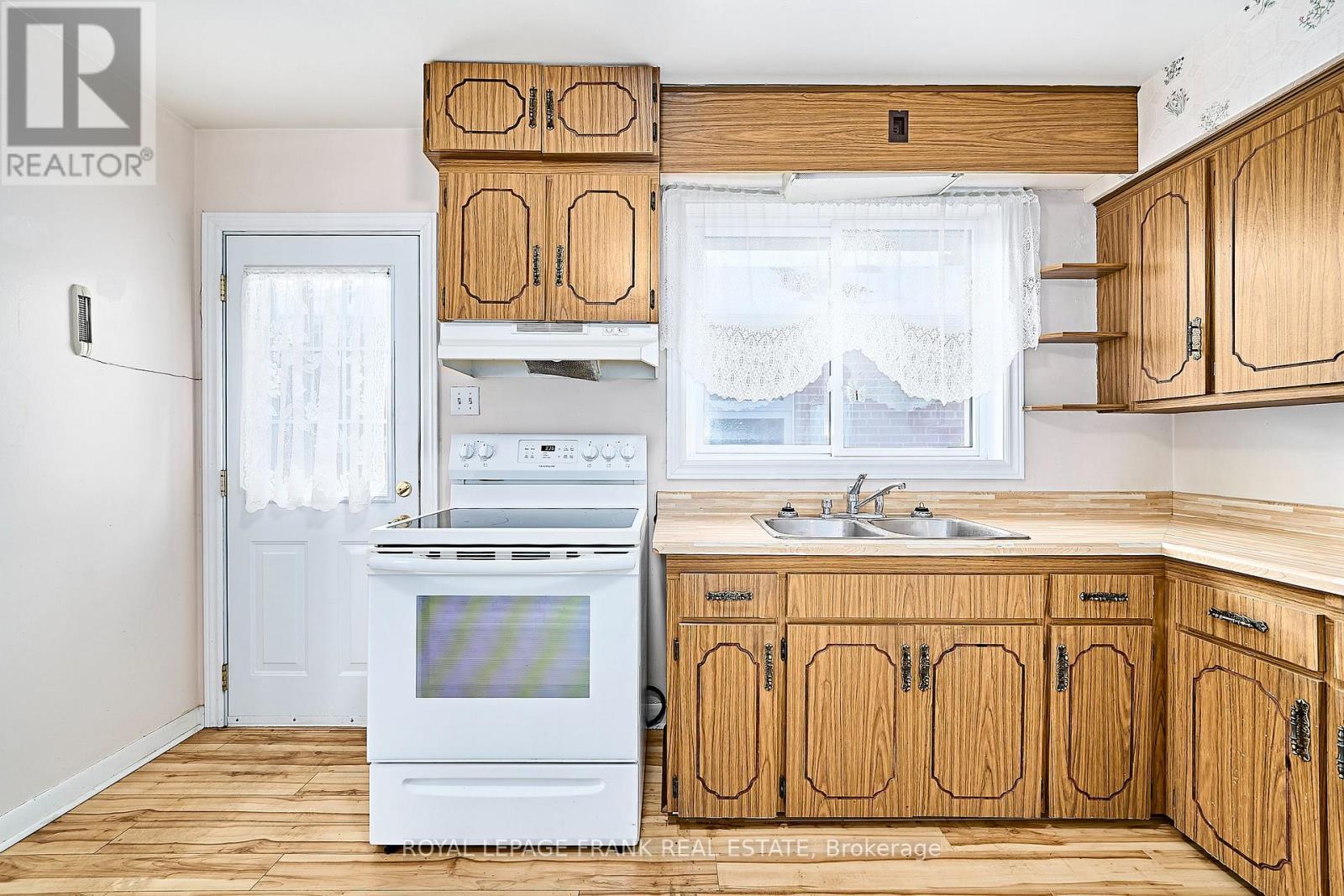 












28 WINNIPEG ROAD

,
Toronto (Kingsview Village-The Westway),




Ontario
M9P2E4

