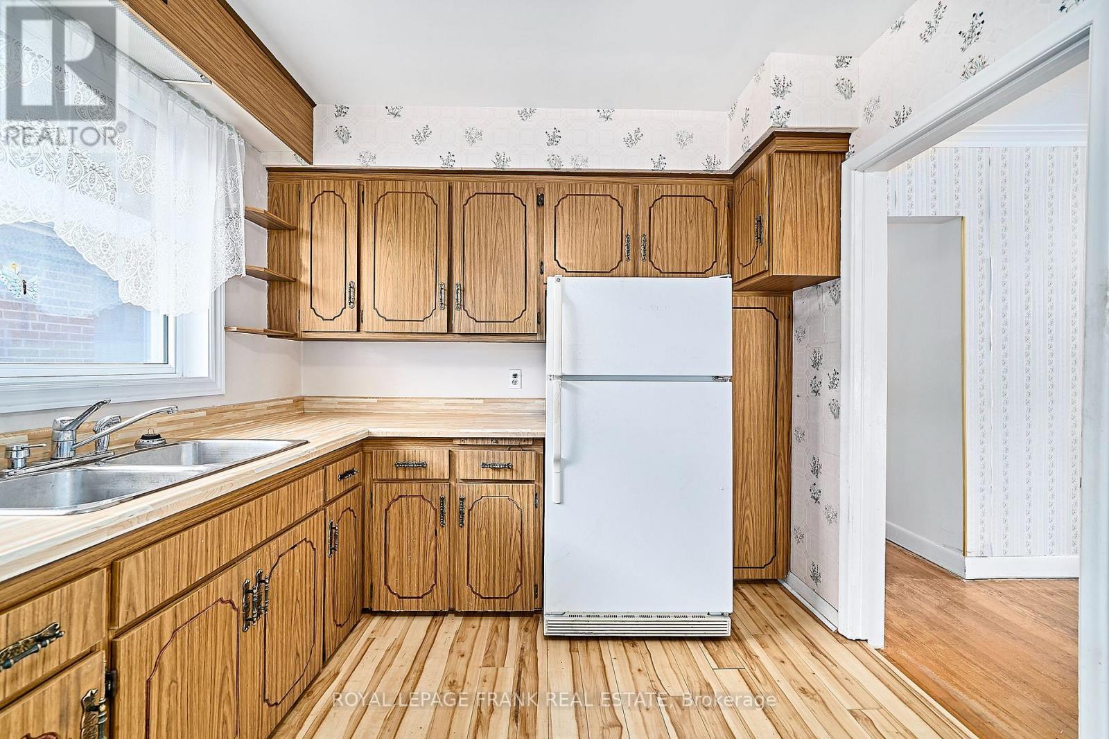 












28 WINNIPEG ROAD

,
Toronto (Kingsview Village-The Westway),




Ontario
M9P2E4

