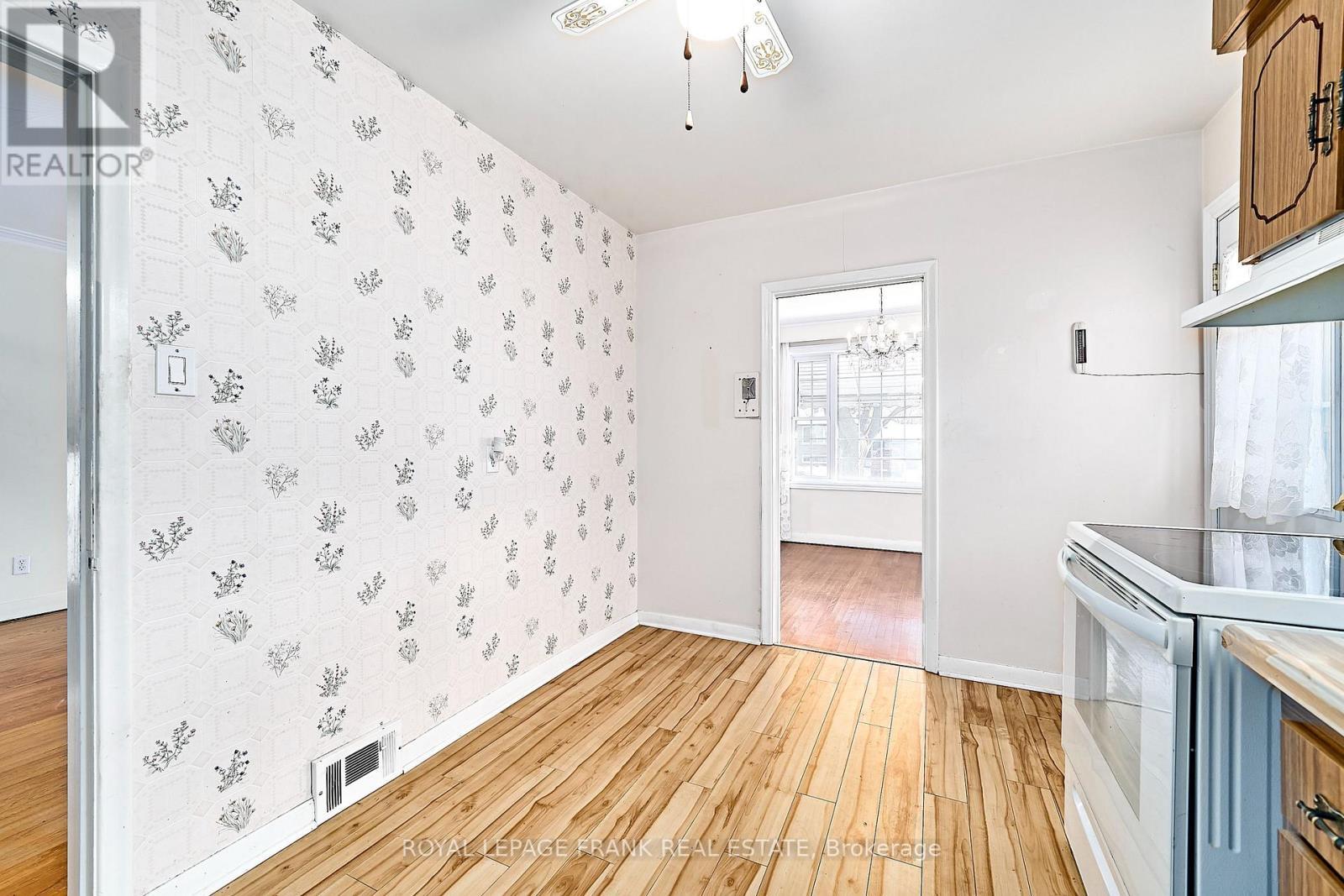 












28 WINNIPEG ROAD

,
Toronto (Kingsview Village-The Westway),




Ontario
M9P2E4

